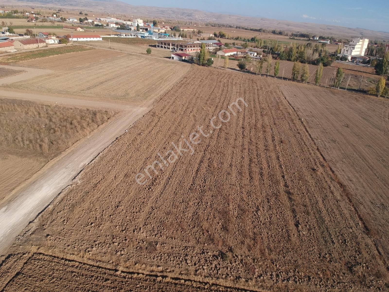 İlbey // Şuhut İstiklal Mah. Atatürk Okulu Kar. 481 M² Köşe Arsa - Görsel 3