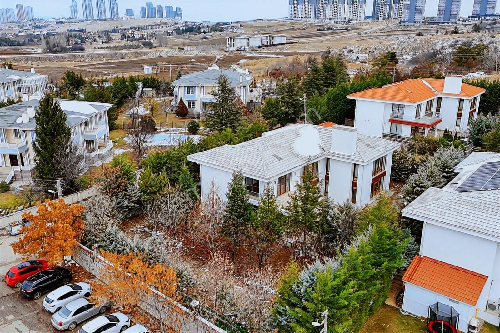 İncek Site İçinde Kendine Ait 980mt Bahçe 2 Katlı Satılık Villa