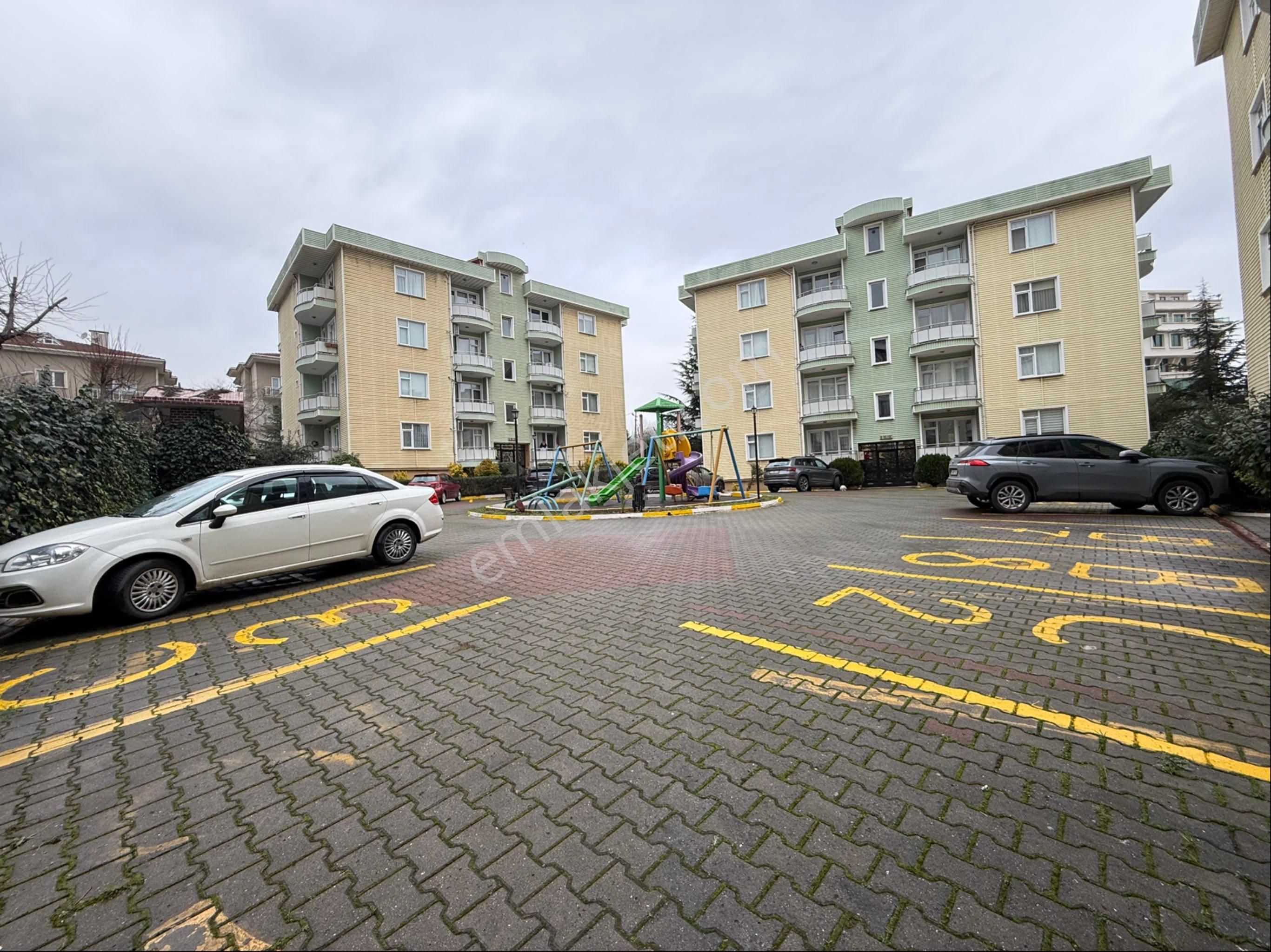 Samandıra Merkezde Site İçinde 3+1 140 M2 Giriş Katı Daire