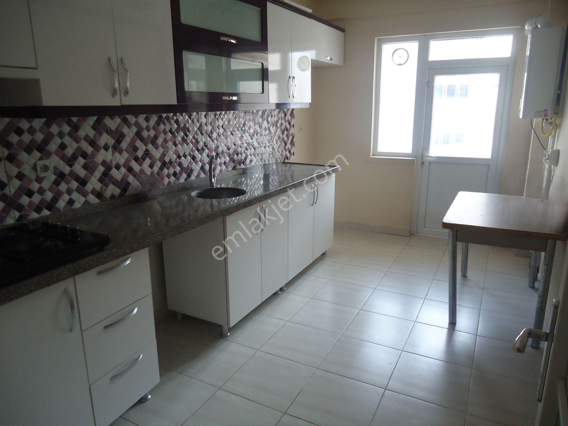 Krc'den Merkezi Konumda Kat Konumda Yüksek Giriş Kiralık 3+1 Daire