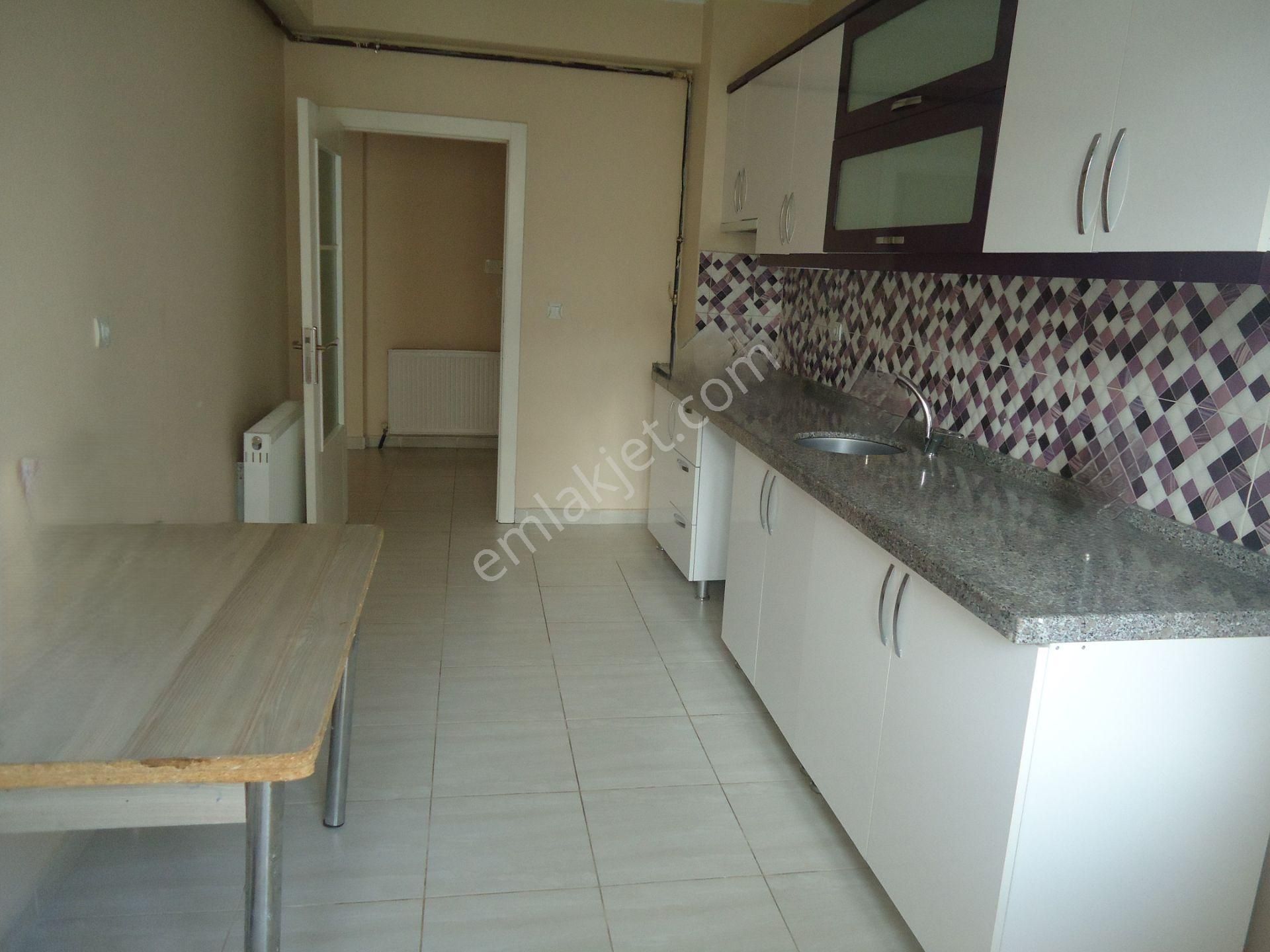 Krc'den Merkezi Konumda Kat Konumda Yüksek Giriş Kiralık 3+1 Daire - Görsel 8