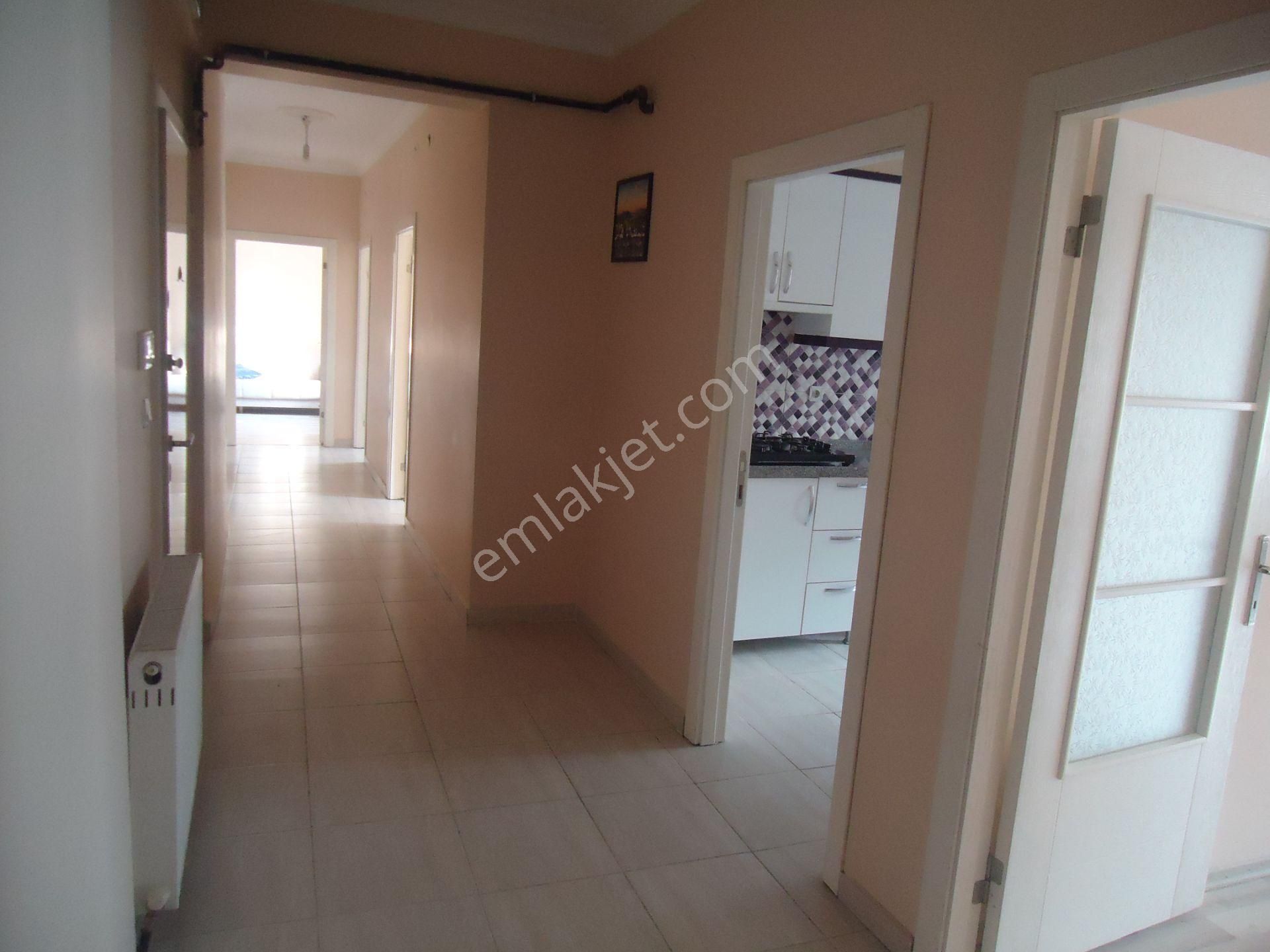 Krc'den Merkezi Konumda Kat Konumda Yüksek Giriş Kiralık 3+1 Daire - Görsel 4