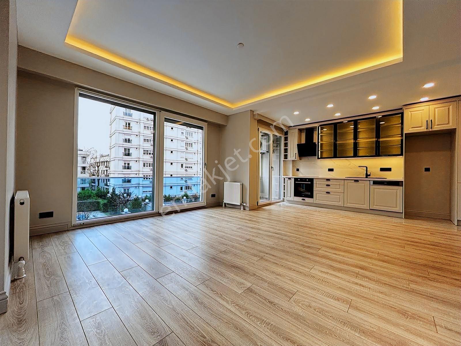 Suadiye Sahilde Havuzlu Site Özellikli Lüks Bina'da Net 80m2