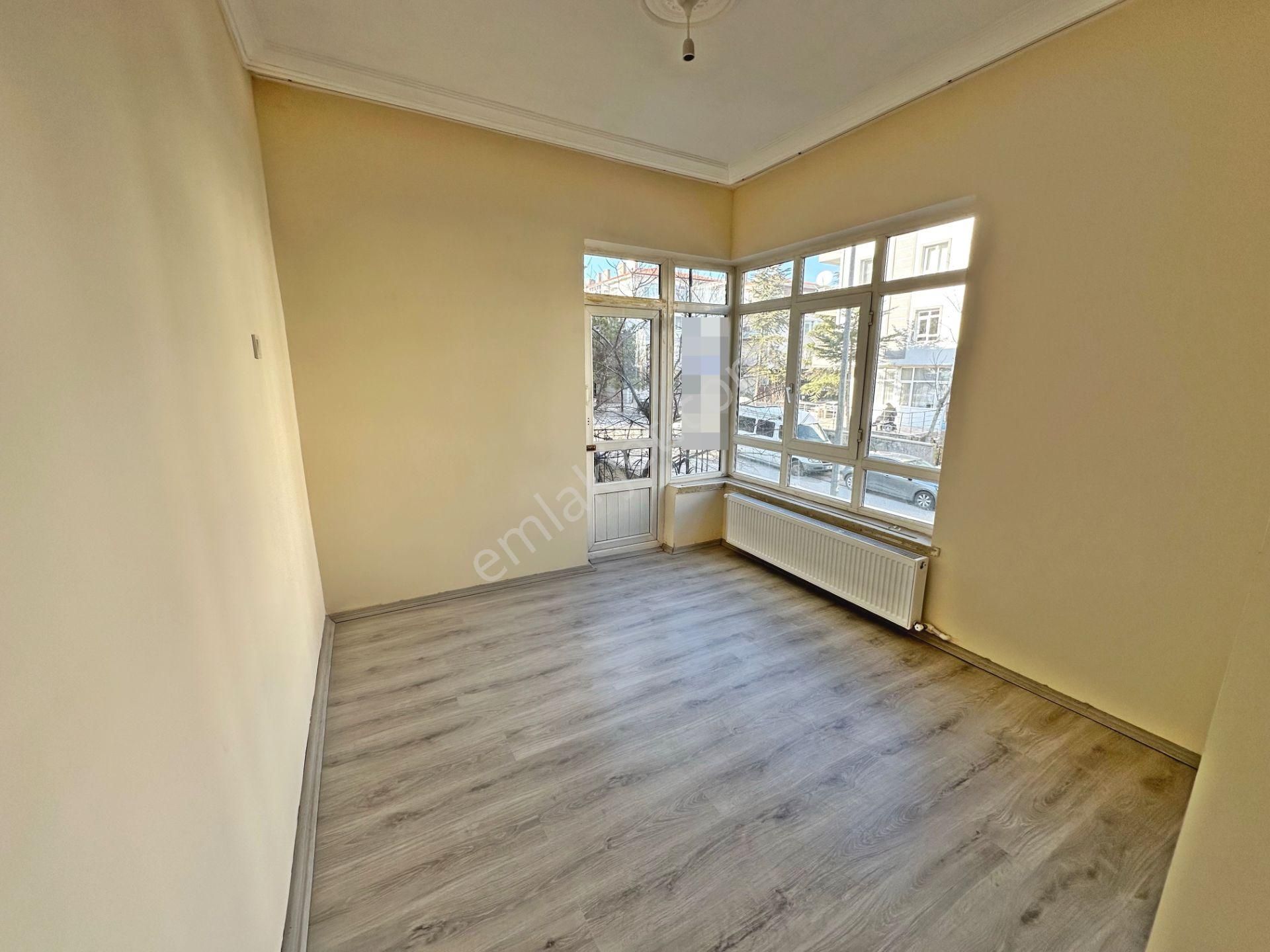 Cebeci Şehitlik Yakınında Ara Katta Ön Cephede Yapılı 3+1 Kiralık Daire - Görsel 4
