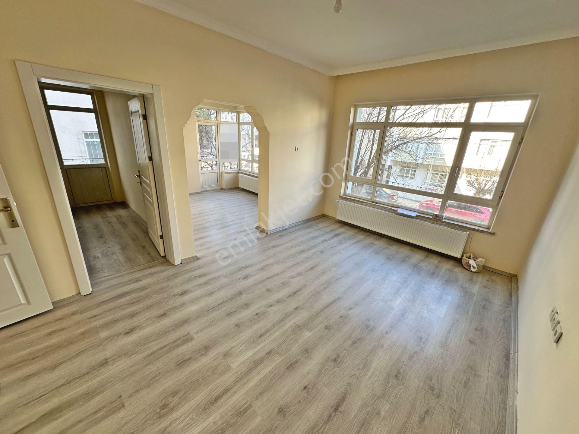 Cebeci Şehitlik Yakınında Ara Katta Ön Cephede Yapılı 3+1 Kiralık Daire