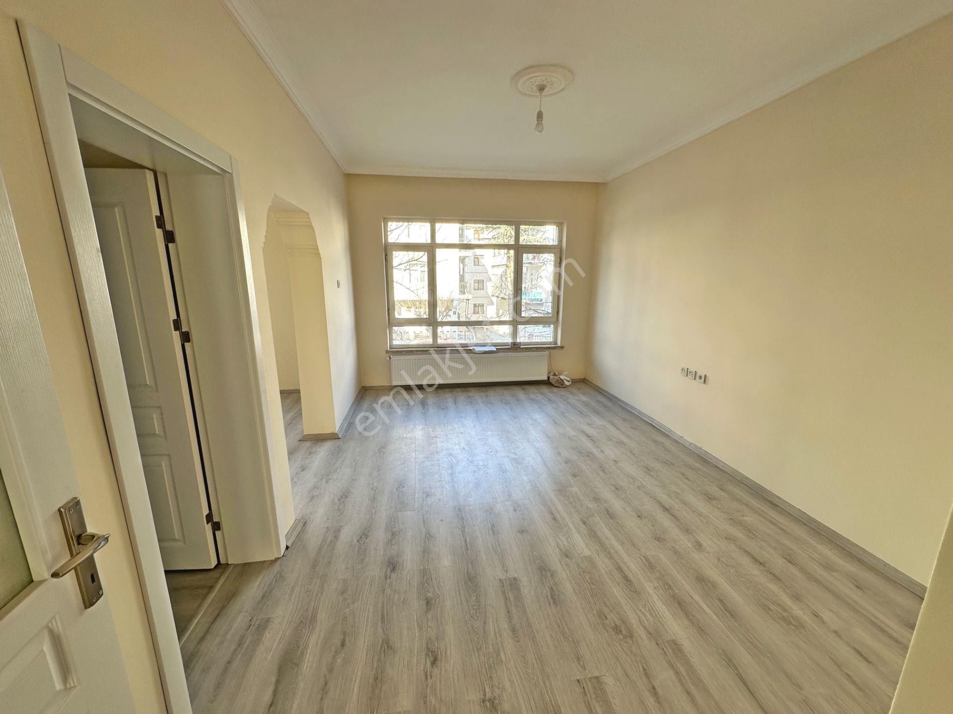 Cebeci Şehitlik Yakınında Ara Katta Ön Cephede Yapılı 3+1 Kiralık Daire - Görsel 2