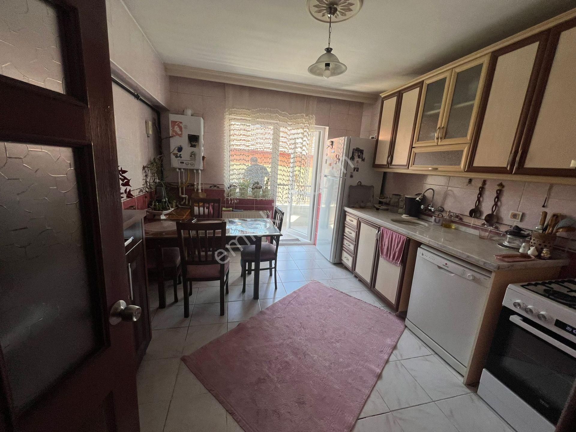 Bilgen Vatan'dan Aktepe'de Cadde Üzeri Orta Kat Ebeveyn Banyolu Güney Cephe Satılık 3+1 Daire - Görsel 4