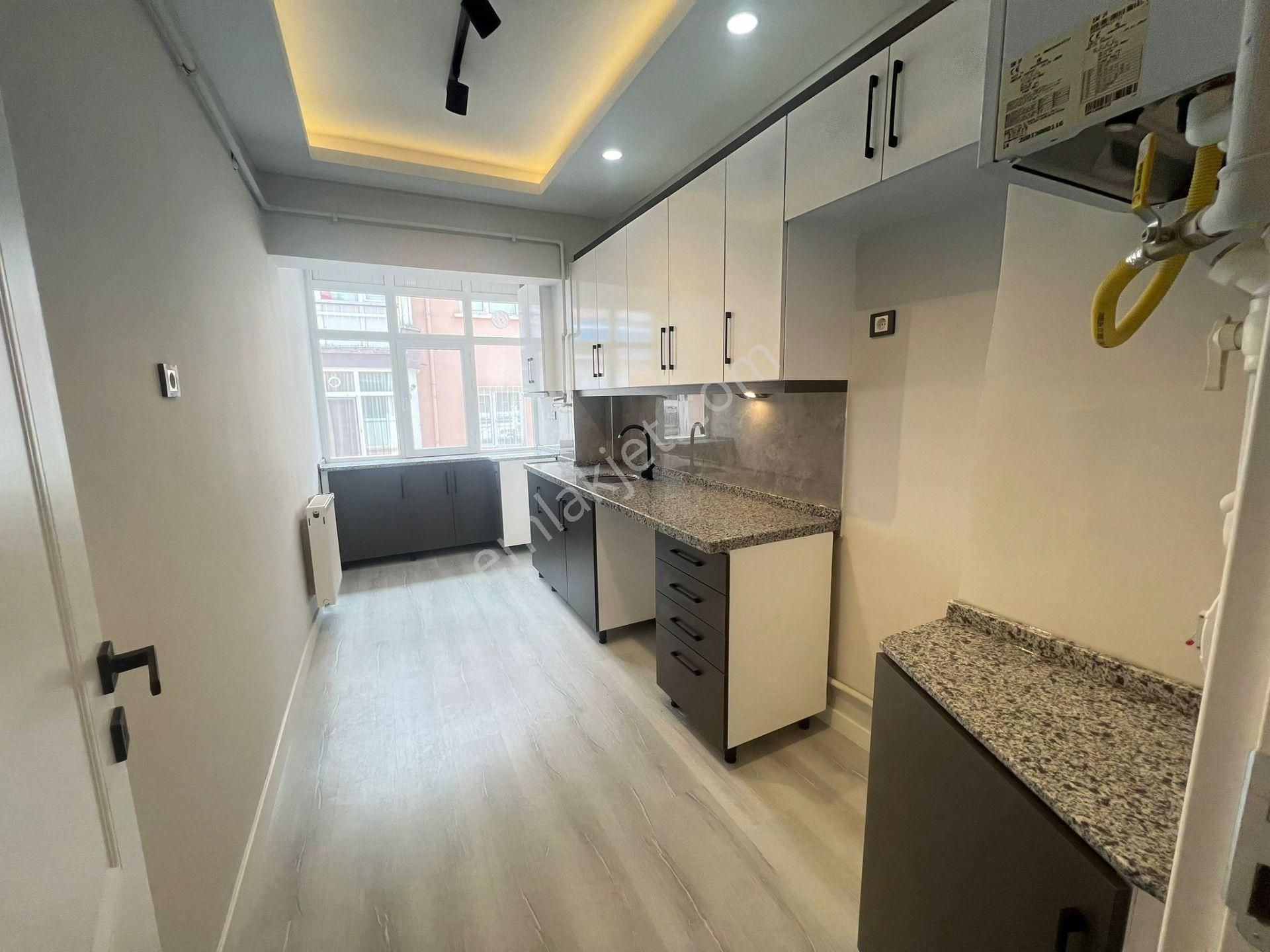 Bilgen Vatan'dan Fatih Caddesi Yakını 3. Kat Megalüks Yapılı Masrafsız Bağımsız Salon 3+1 Satılık