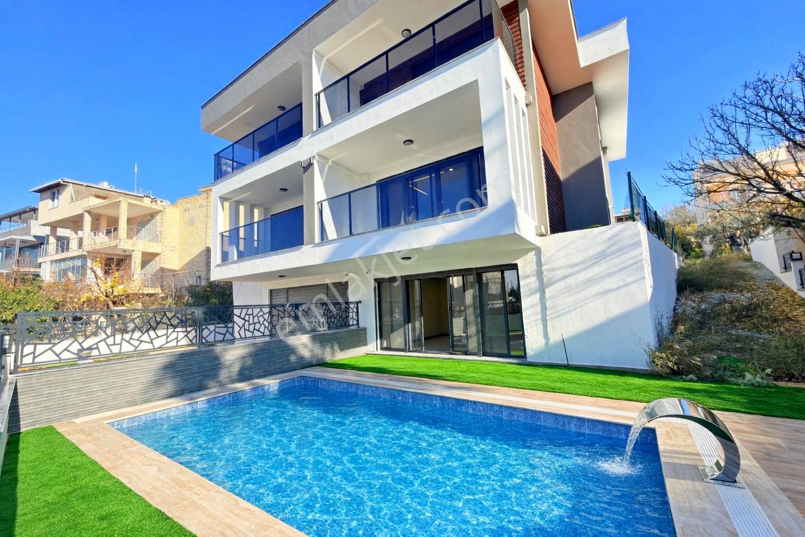 Kuşadası Satılık Özel Havuzlu 4 Oda 2 Salon Havuzlu Villa