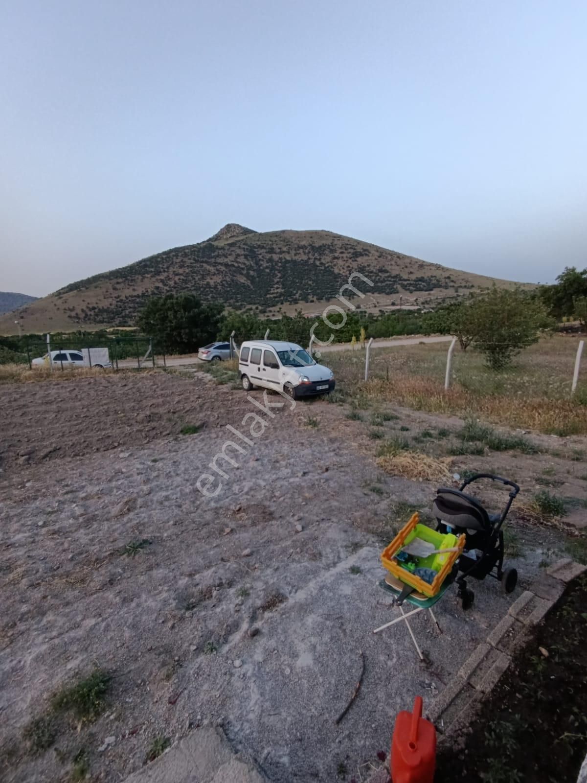 Emlaknomi'den Madenşehri 2000 M2 İçerisinde Ev Var Elektrik Şebeke Suyu Yol Var Etrafı Tel Örgülü - Görsel 19