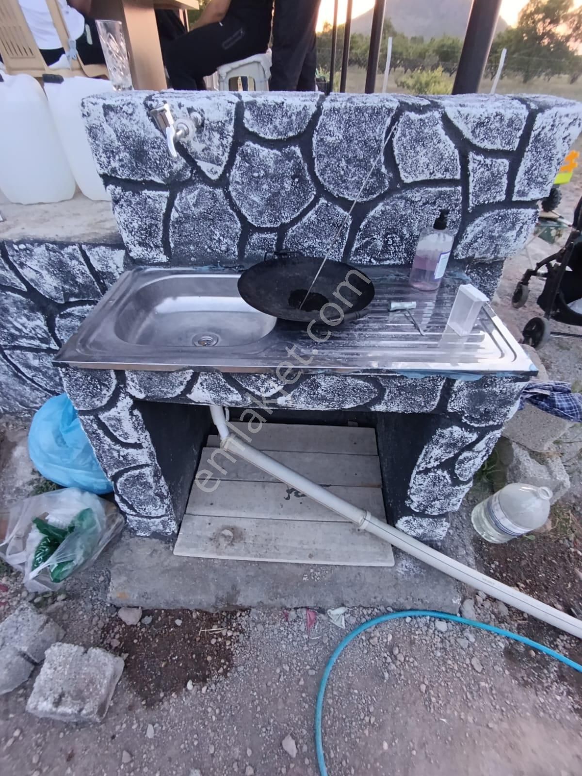 Emlaknomi'den Madenşehri 2000 M2 İçerisinde Ev Var Elektrik Şebeke Suyu Yol Var Etrafı Tel Örgülü - Görsel 5