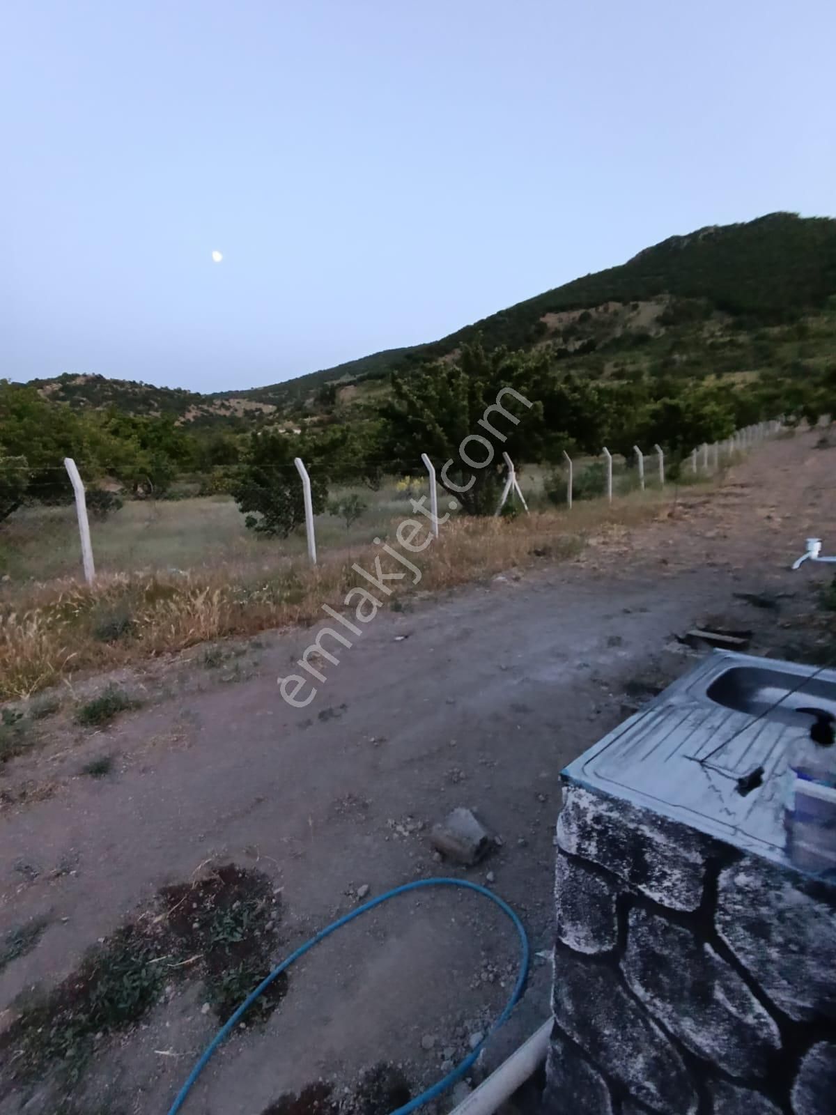 Emlaknomi'den Madenşehri 2000 M2 İçerisinde Ev Var Elektrik Şebeke Suyu Yol Var Etrafı Tel Örgülü - Görsel 8