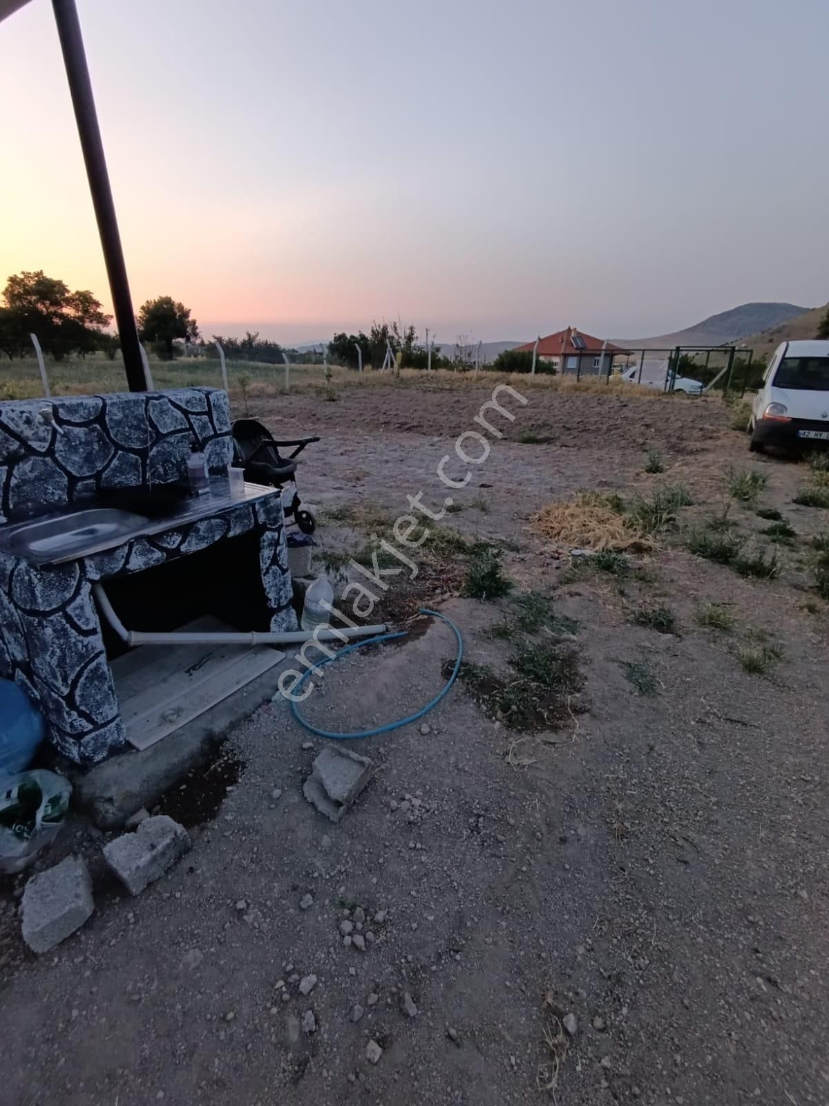 Emlaknomi'den Madenşehri 2000 M2 İçerisinde Ev Var Elektrik Şebeke Suyu Yol Var Etrafı Tel Örgülü - Görsel 4