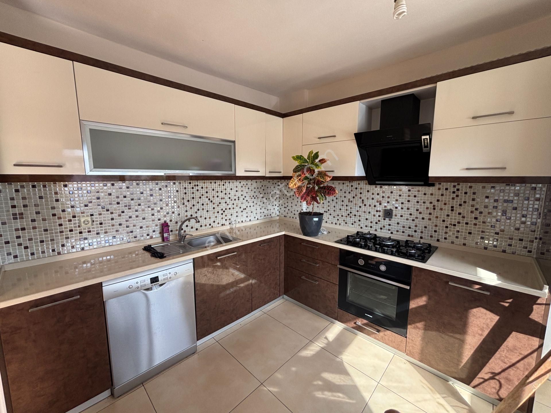 İzmir Seferihisar Bengiler’de Cadde Üzerinde 2+1 Ara Kat Daire