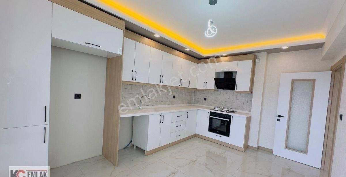 Kc Emlaktan İskanlı Yeni Hastane Yanı Çift Balkonlu Ara Katta 170m2 4+1 Lüks Daire - Görsel 2