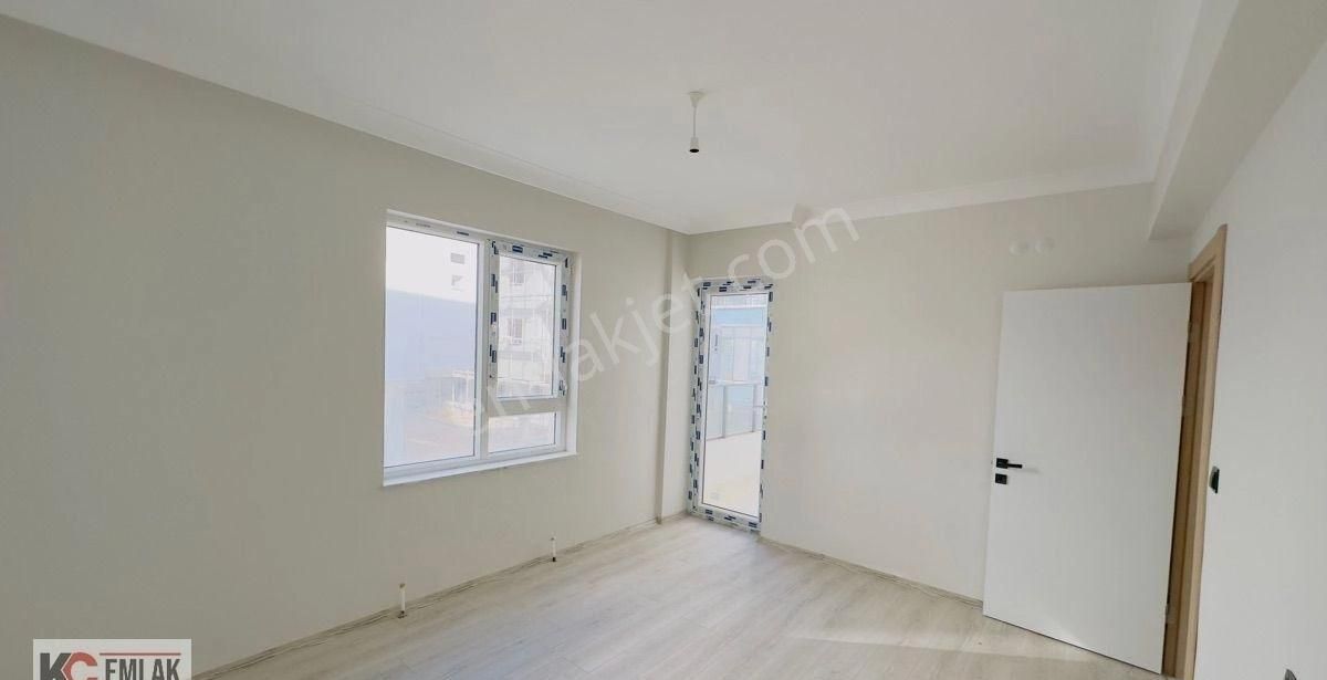 Kc Emlaktan İskanlı Yeni Hastane Yanı Çift Balkonlu Ara Katta 170m2 4+1 Lüks Daire - Görsel 5