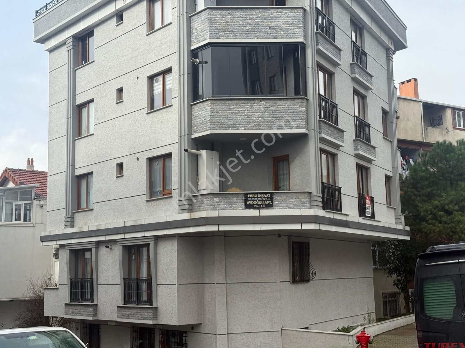 Barış'tan Tepeüstü Lale Sokakta Uygun Fiyata Ara Kat Daire