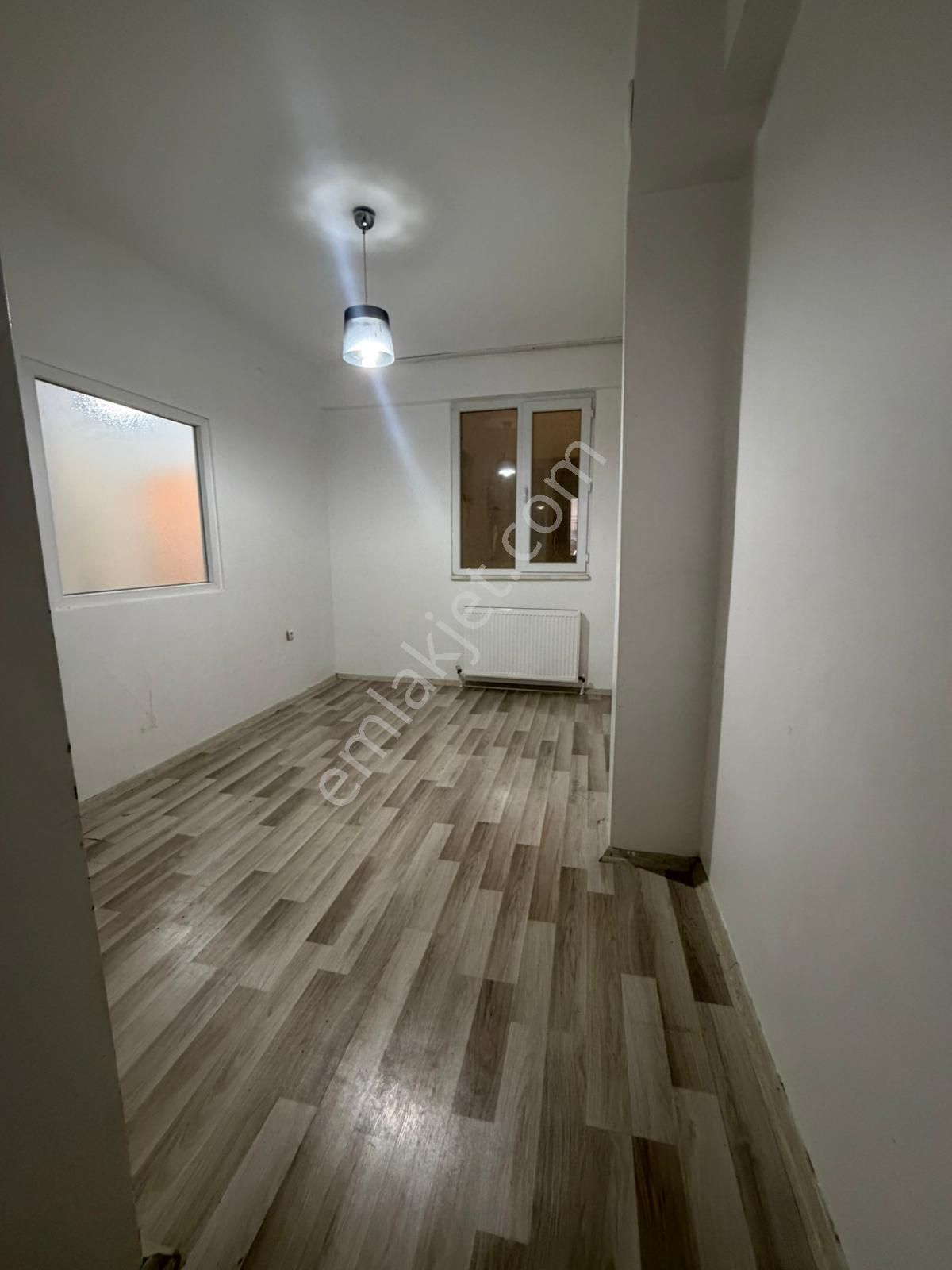 Sd873-kırmızı Toprak Ara Kat Asansörlü 1+1 İskanlı Daire