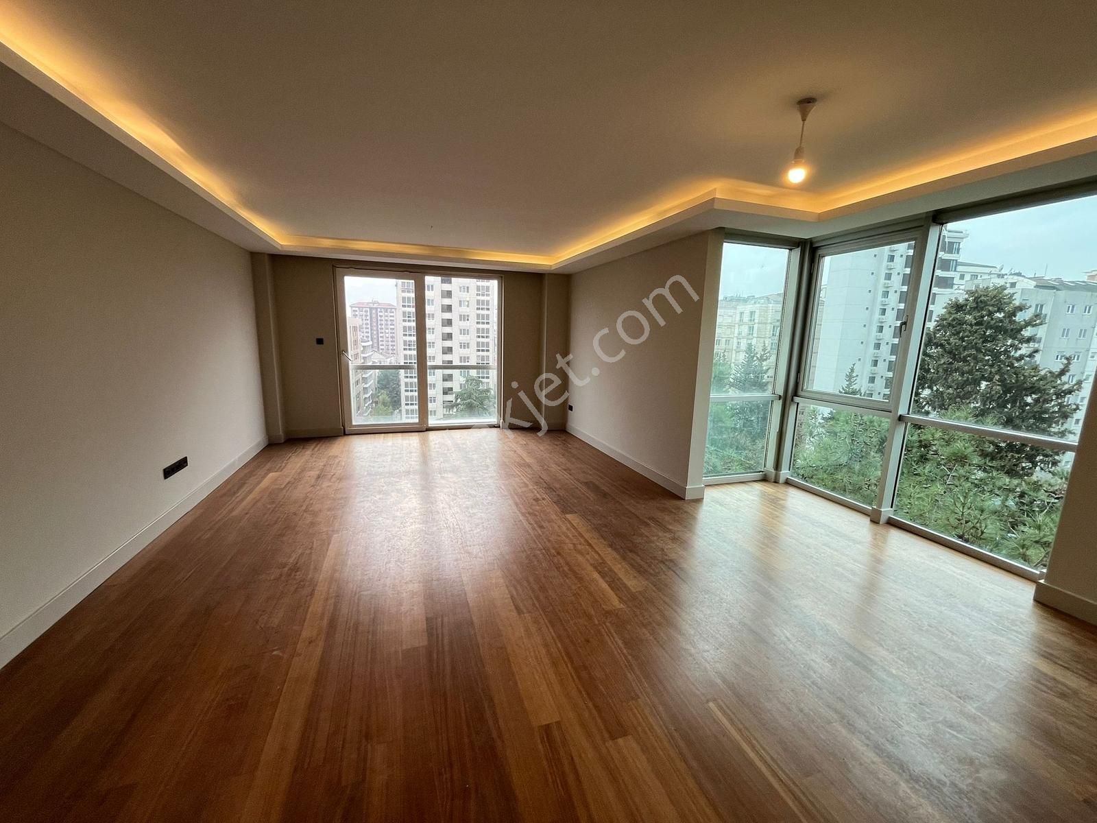 Utkudan Erenköy Divanın Sokağında Ebeveyn Banyolu Satılık 3+1