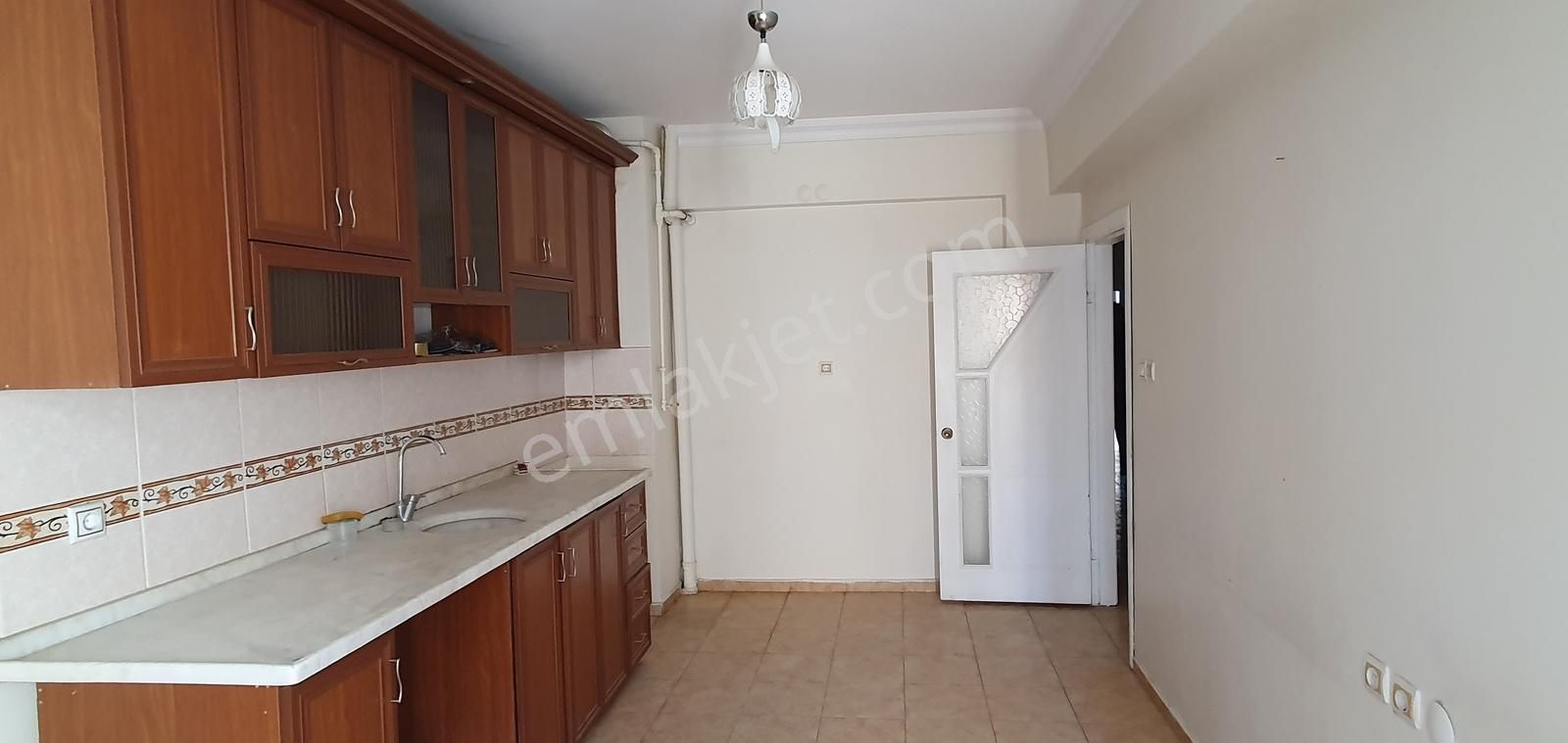 Bahçelievler Mah. Caddeye Yakın Kiralık 3+1 Balkonlu, Ara Kat - Görsel 5