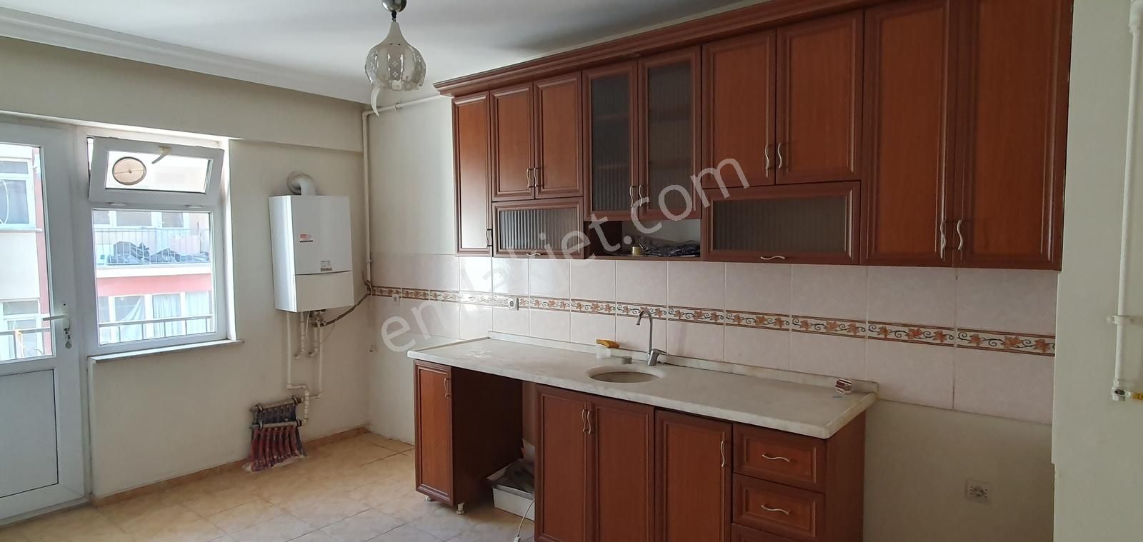 Bahçelievler Mah. Caddeye Yakın Kiralık 3+1 Balkonlu, Ara Kat