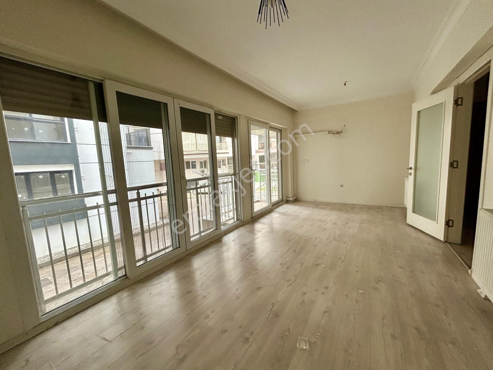 Karşıyaka Şemiklerde Kapalı Mutfaklı Geniş Satılık 1+1 Daire - Görsel 3