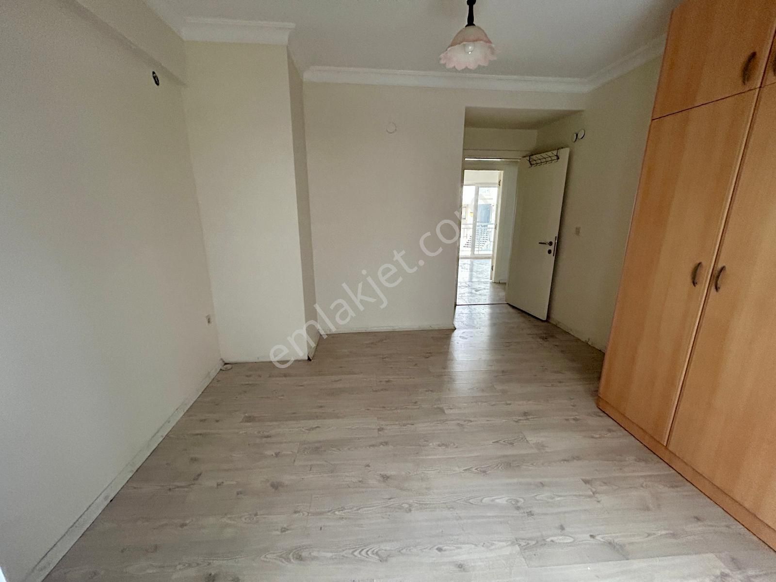 Karşıyaka Şemiklerde Kapalı Mutfaklı Geniş Satılık 1+1 Daire - Görsel 2