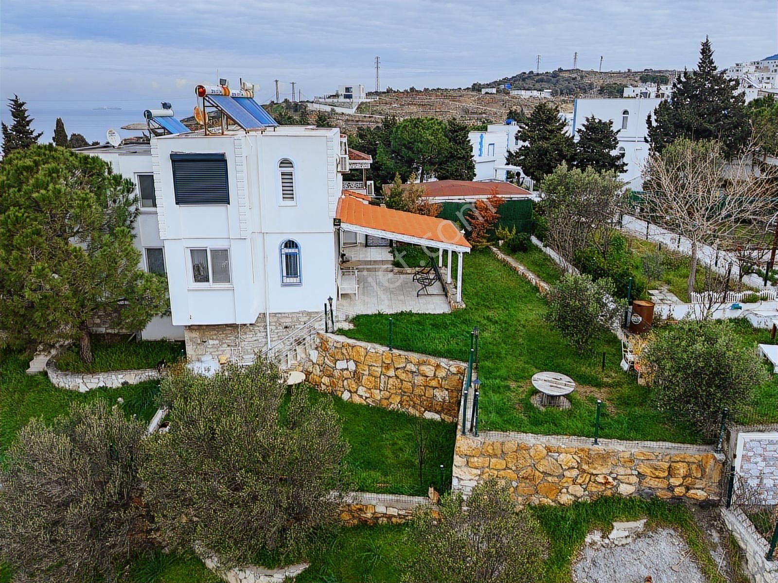 Foça Fotaş Tatil Köyü'nde Bahçeli Satılık 1+1 Daire