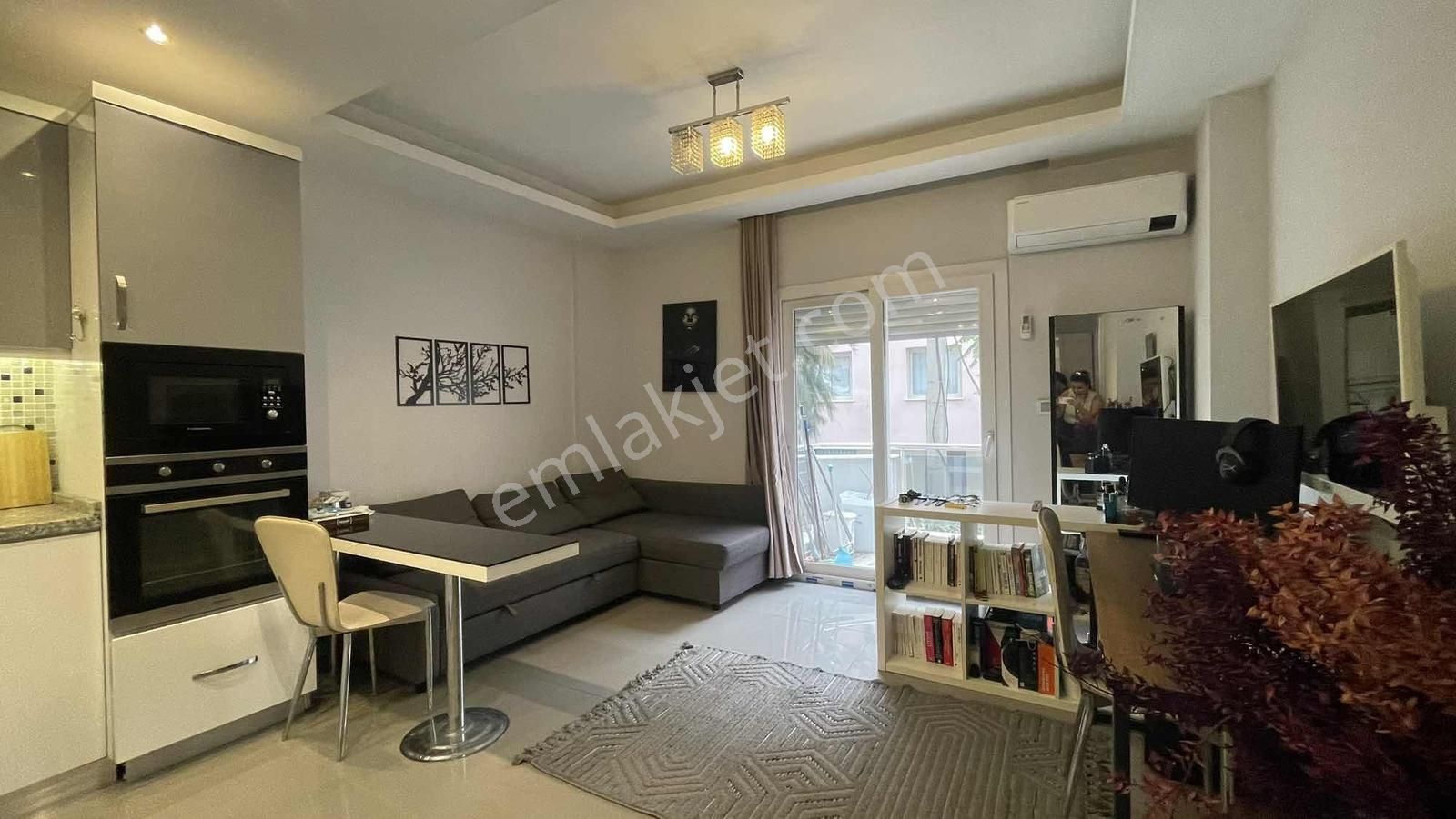 Narlıdere Mithatpaşa Cadde Üzeri Lüks 3+1 Satılık Daire