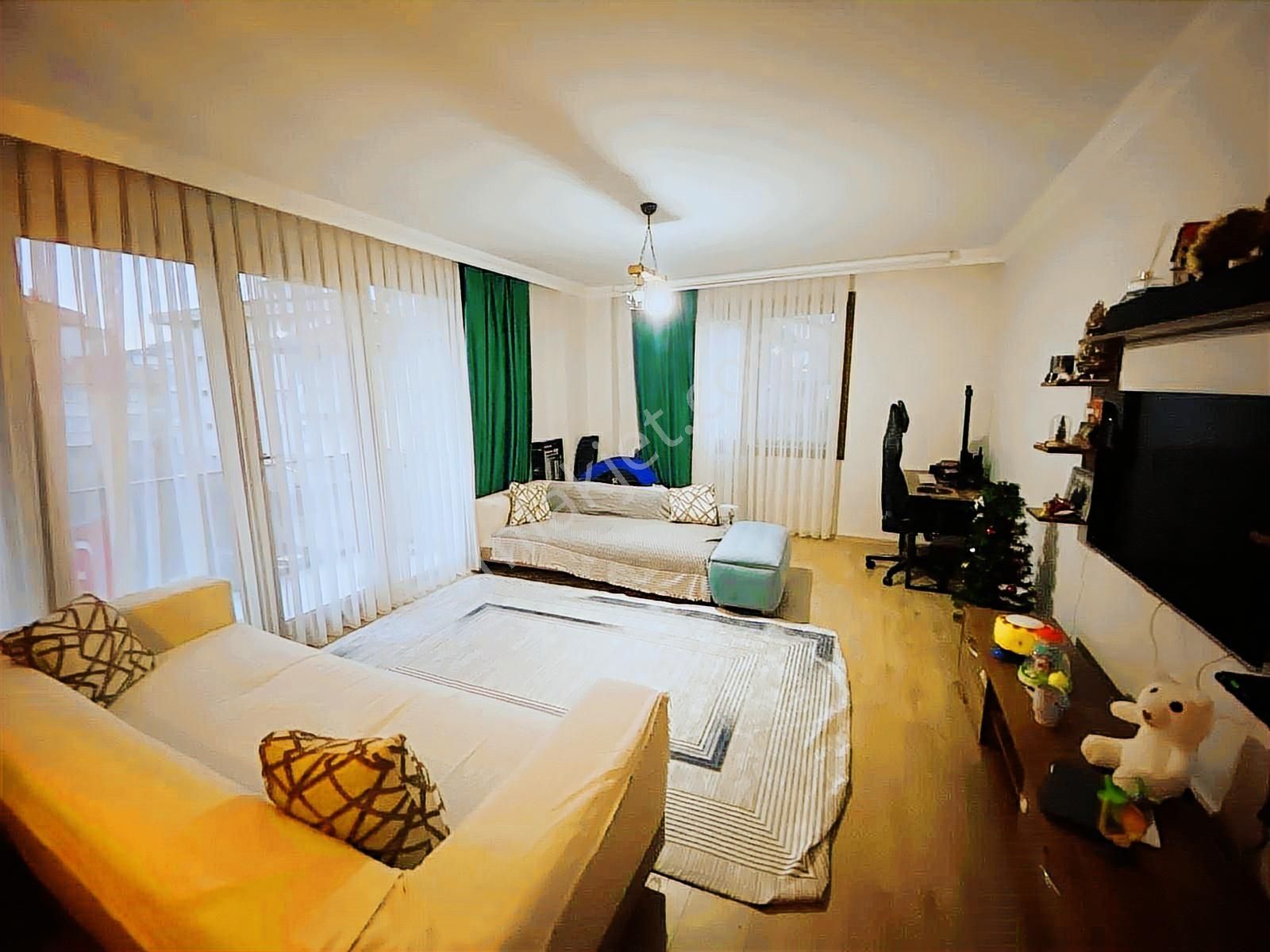 Süreyya Plajında Site İçerisinde 3+1 Net 102 M² Arakat Daire