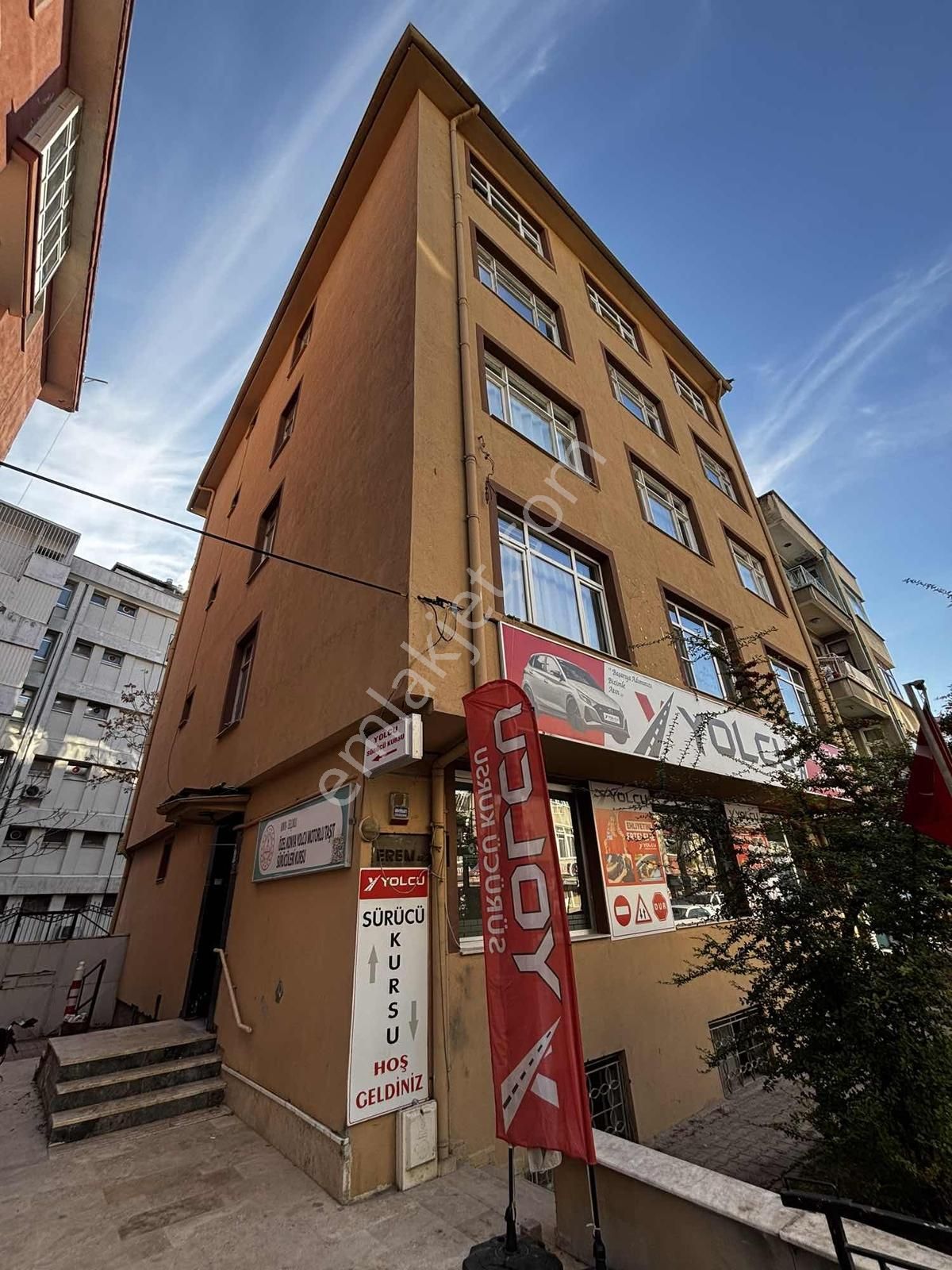 Kurtuluş İnşaat'tan İhsaniye'de Bakımlı Geniş Satılık Daire