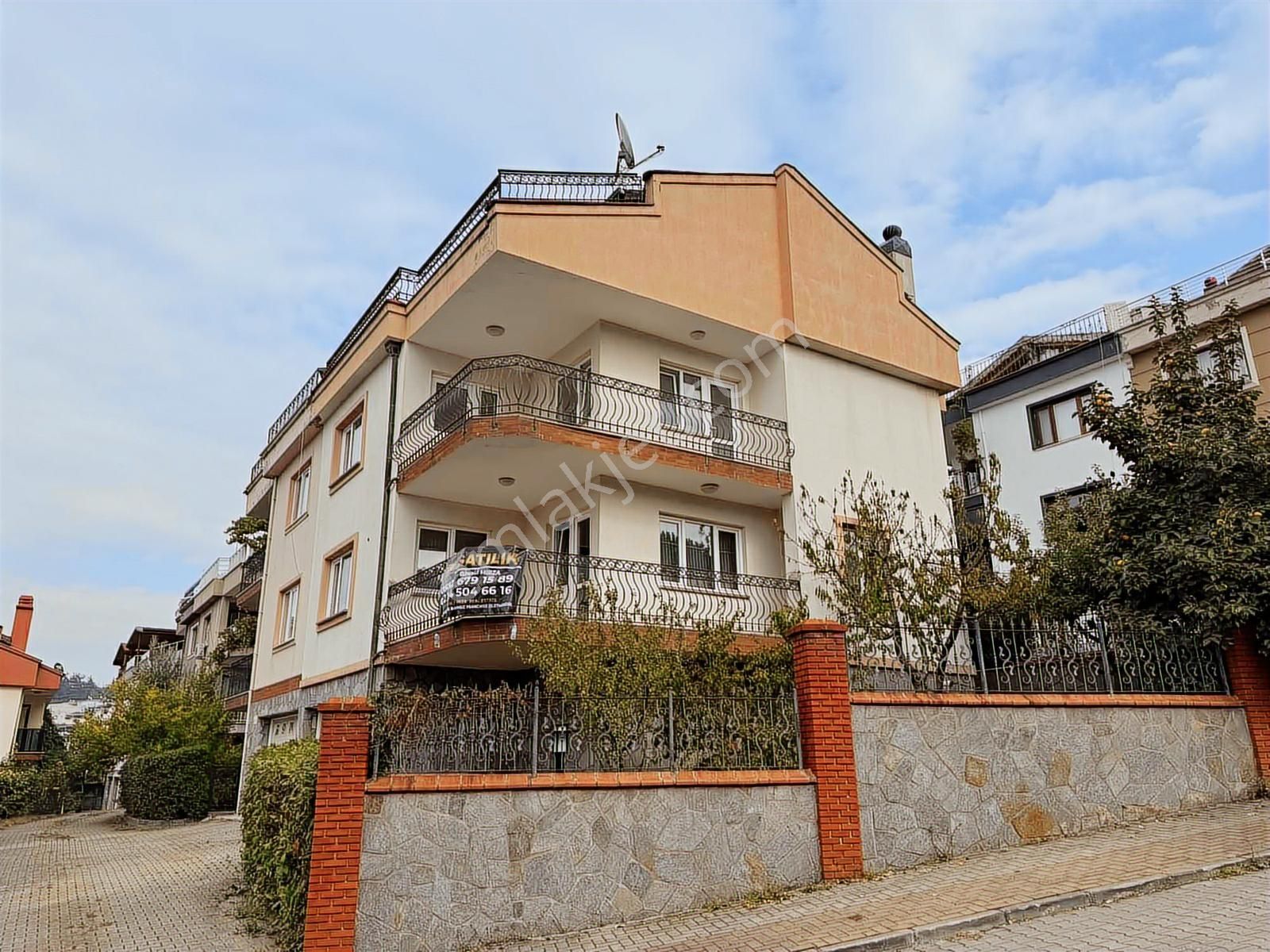 Bm Real Estate Gümüştepe Adakent 2'de Satılık Bakımlı 5+1 Villa