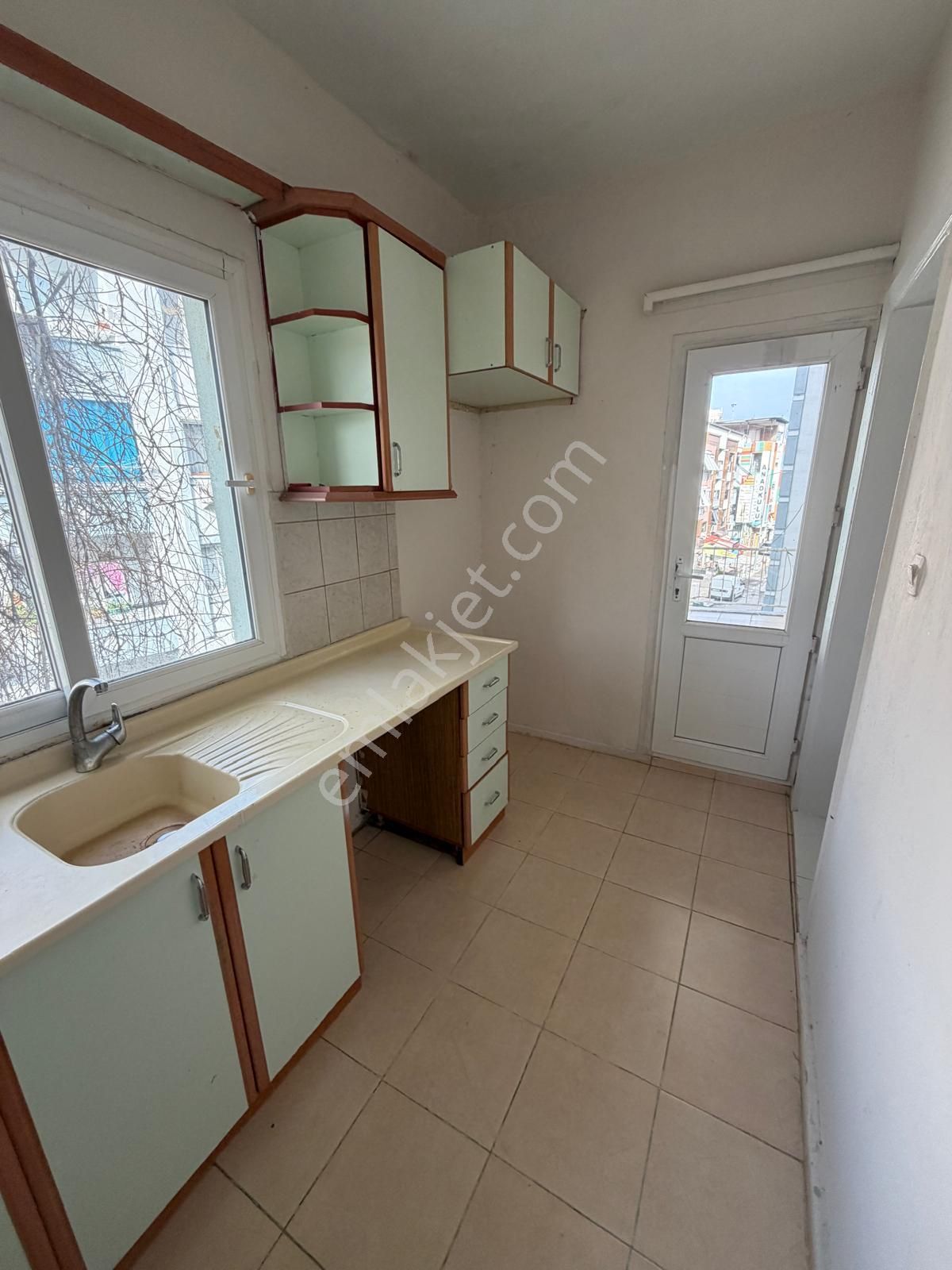 3+1 Karanlık Oda Yok Çift Cepheli Merkezi Konumda Kiralık Daire - Görsel 7