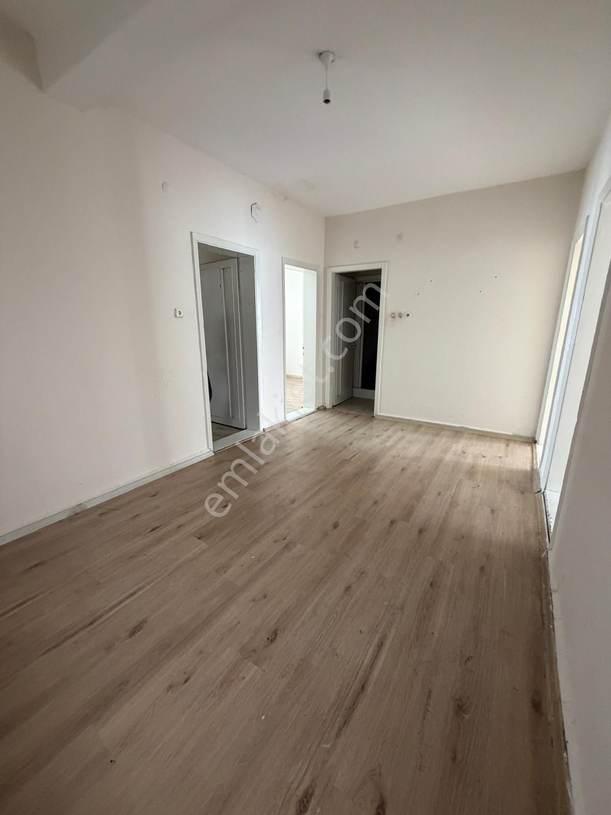 3+1 Karanlık Oda Yok Çift Cepheli Merkezi Konumda Kiralık Daire