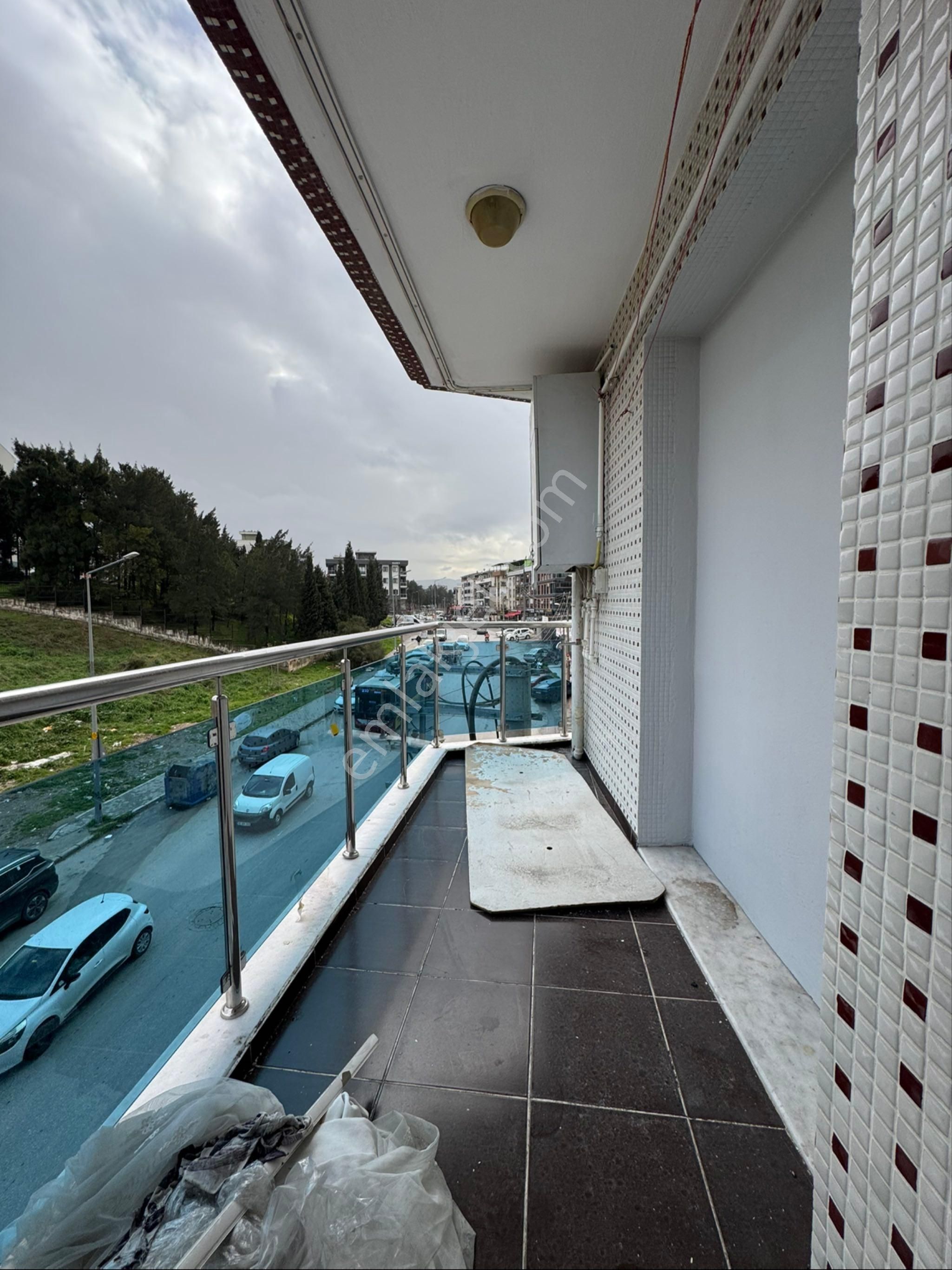 Buca İnönü Mah. 90 M2. Cadde Üzeri D.gazlı Kiralık 2.kat Köşe Daire