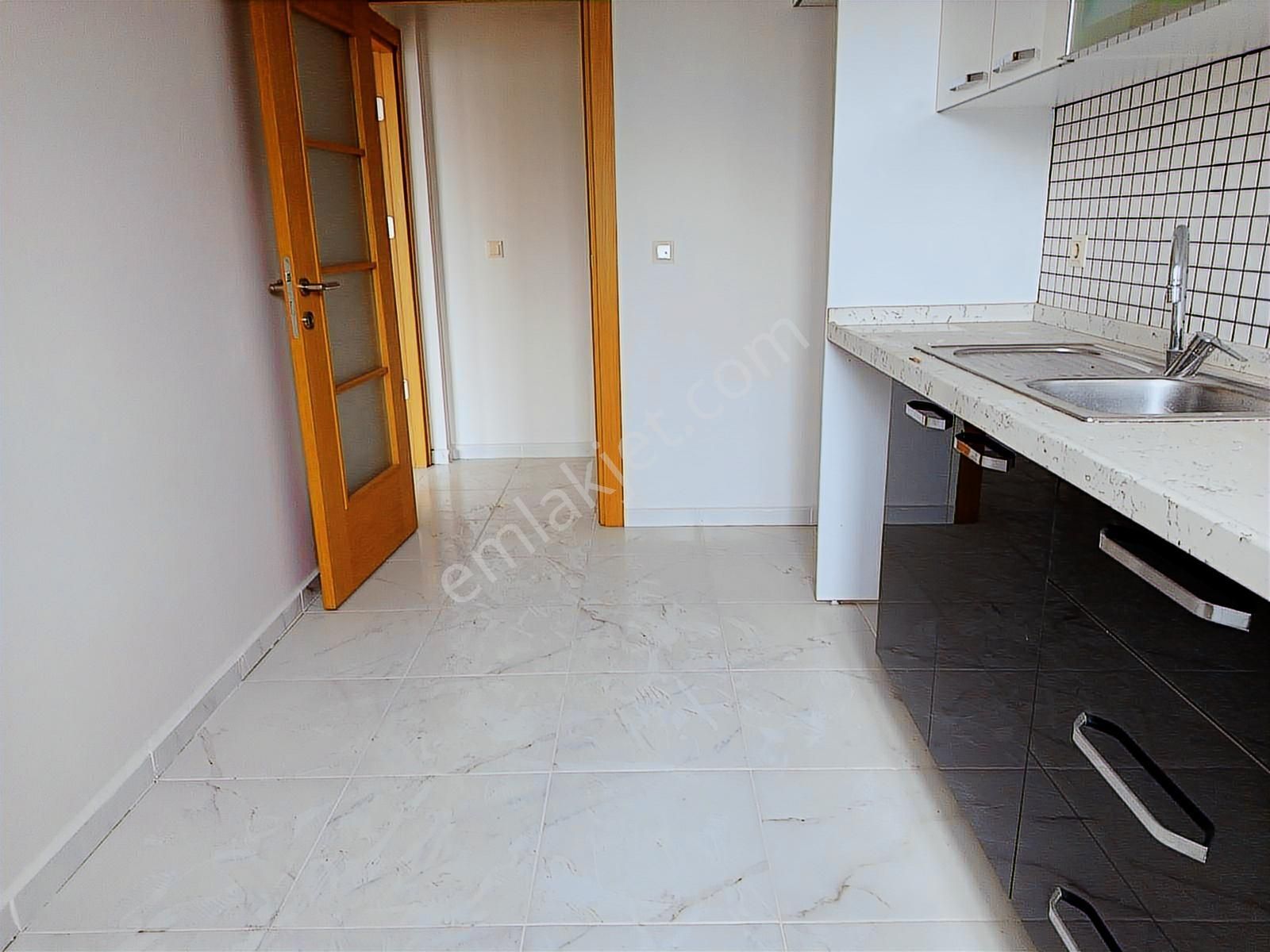 Ümraniye Merkez'de Çarşı Metroya Komşu Site İçinde Satılık - Görsel 6