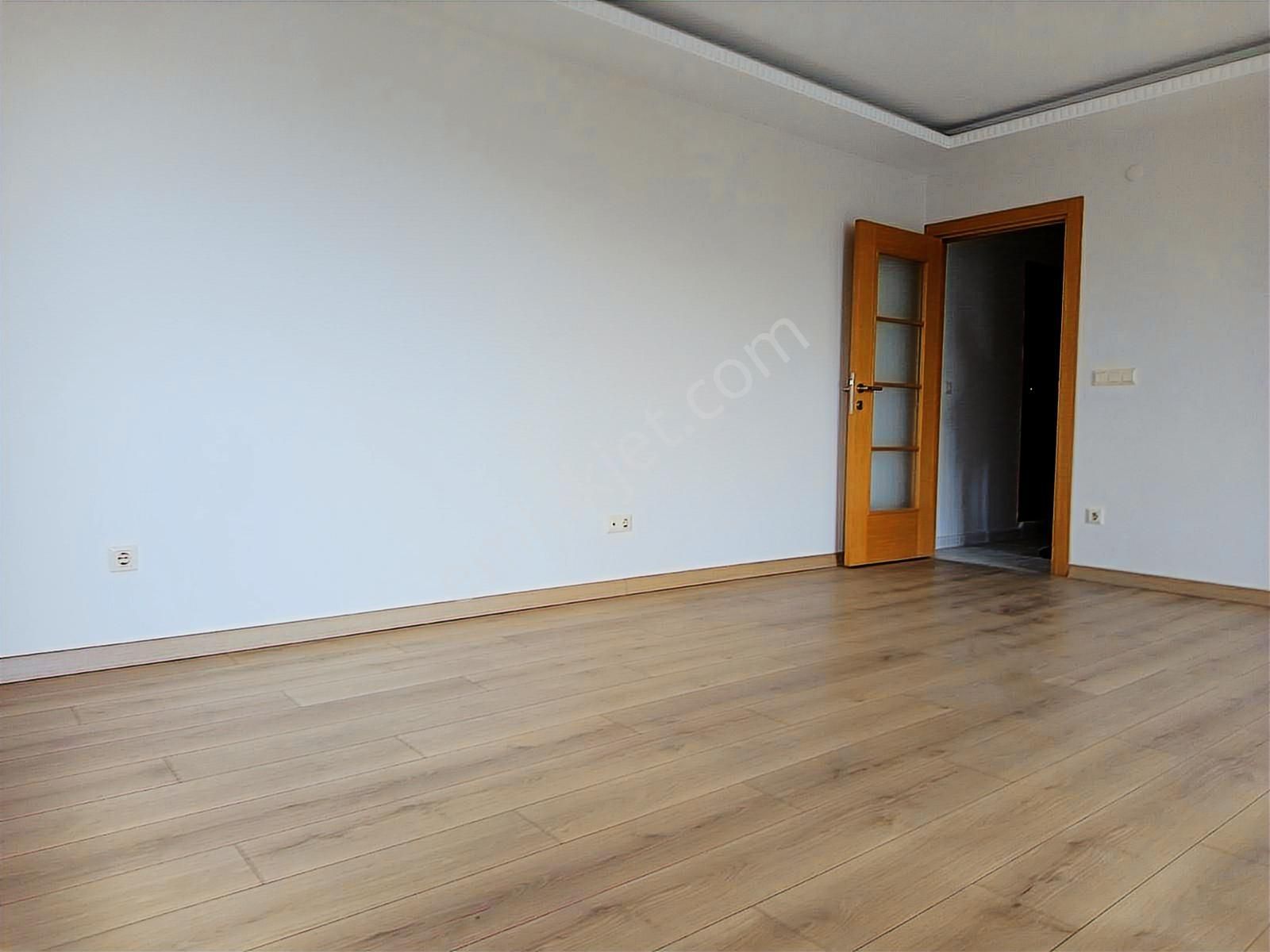 Ümraniye Merkez'de Çarşı Metroya Komşu Site İçinde Satılık - Görsel 32