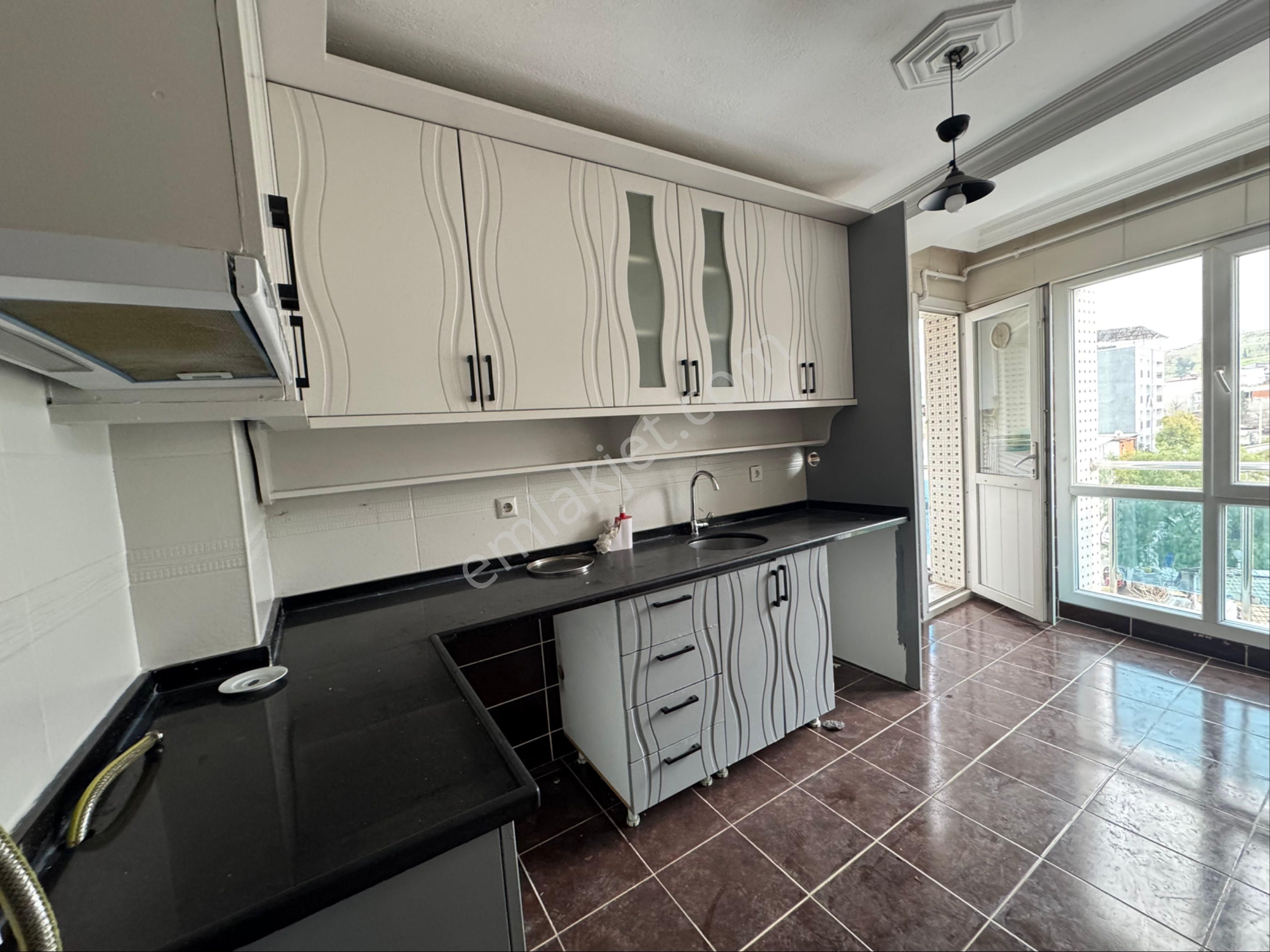 Buca İnönü Mah. 95 M2. Cadde Üzeri D.gazlı Kiralık 3.kat Teras Çatılı Daire