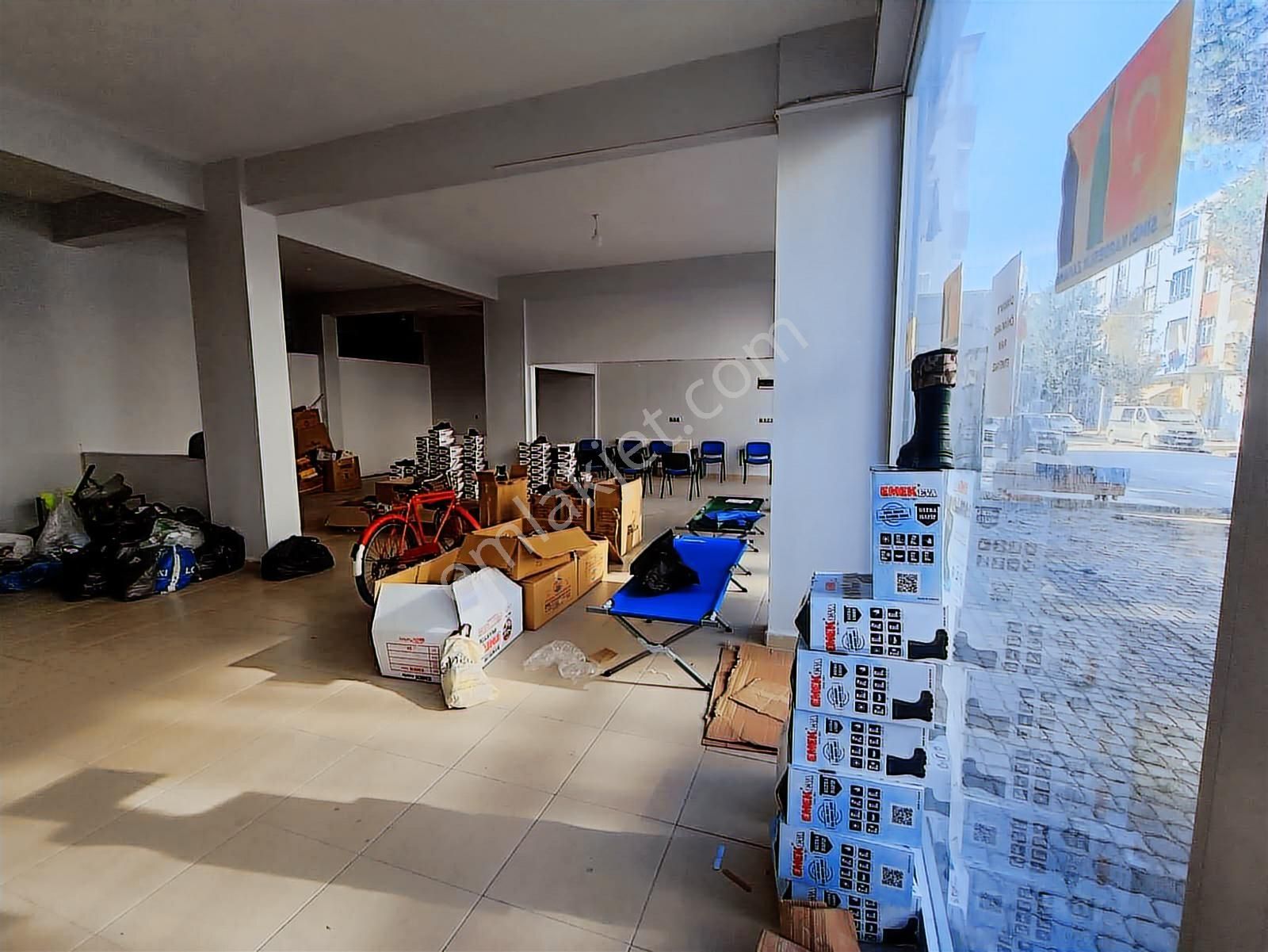 Edis Emlaktan Yakakent Merkezde Kiralık 280 M2 Dükkan - Görsel 4