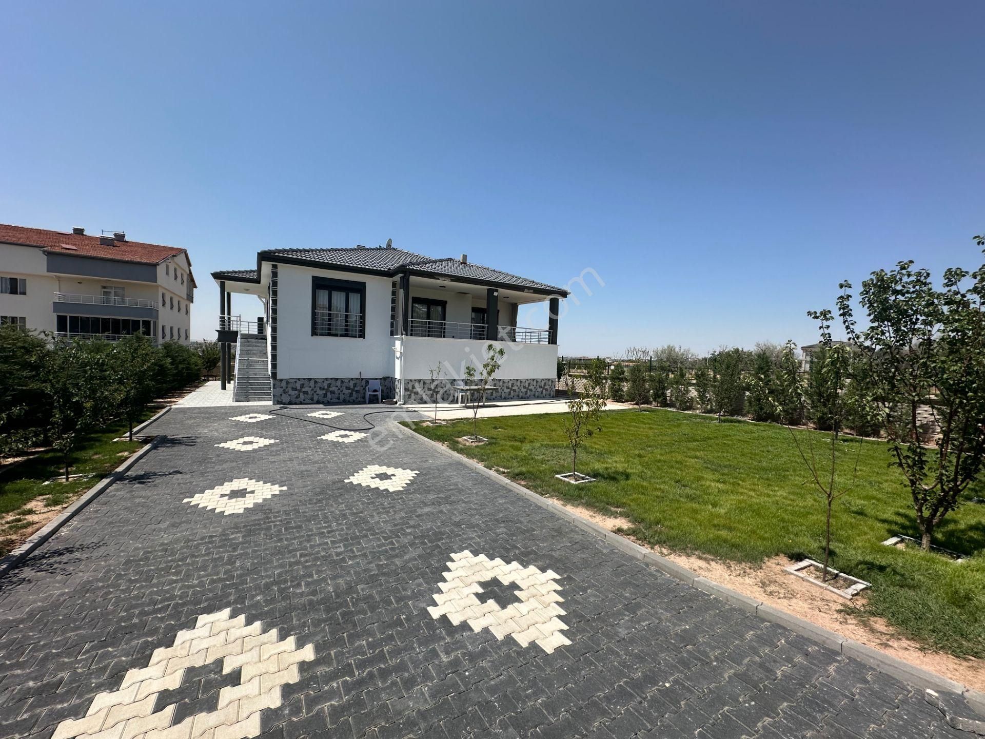 Cumhuriyet Mah.toki Girişinde Tek Kat 768m2 Villa Komple Eşyalı