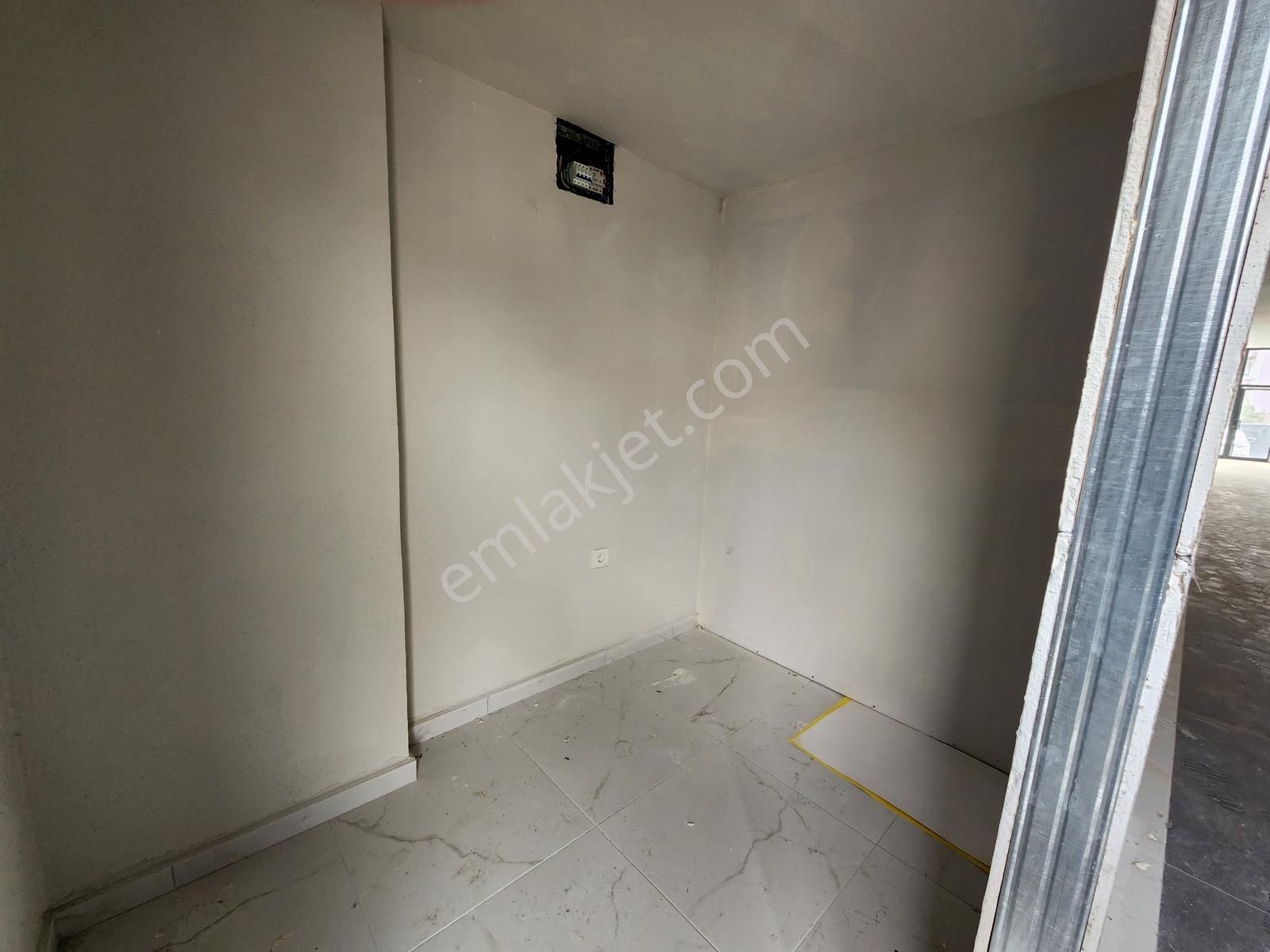 Yeşilova'da Caddeüstü Kiralık Dükkan - Görsel 5