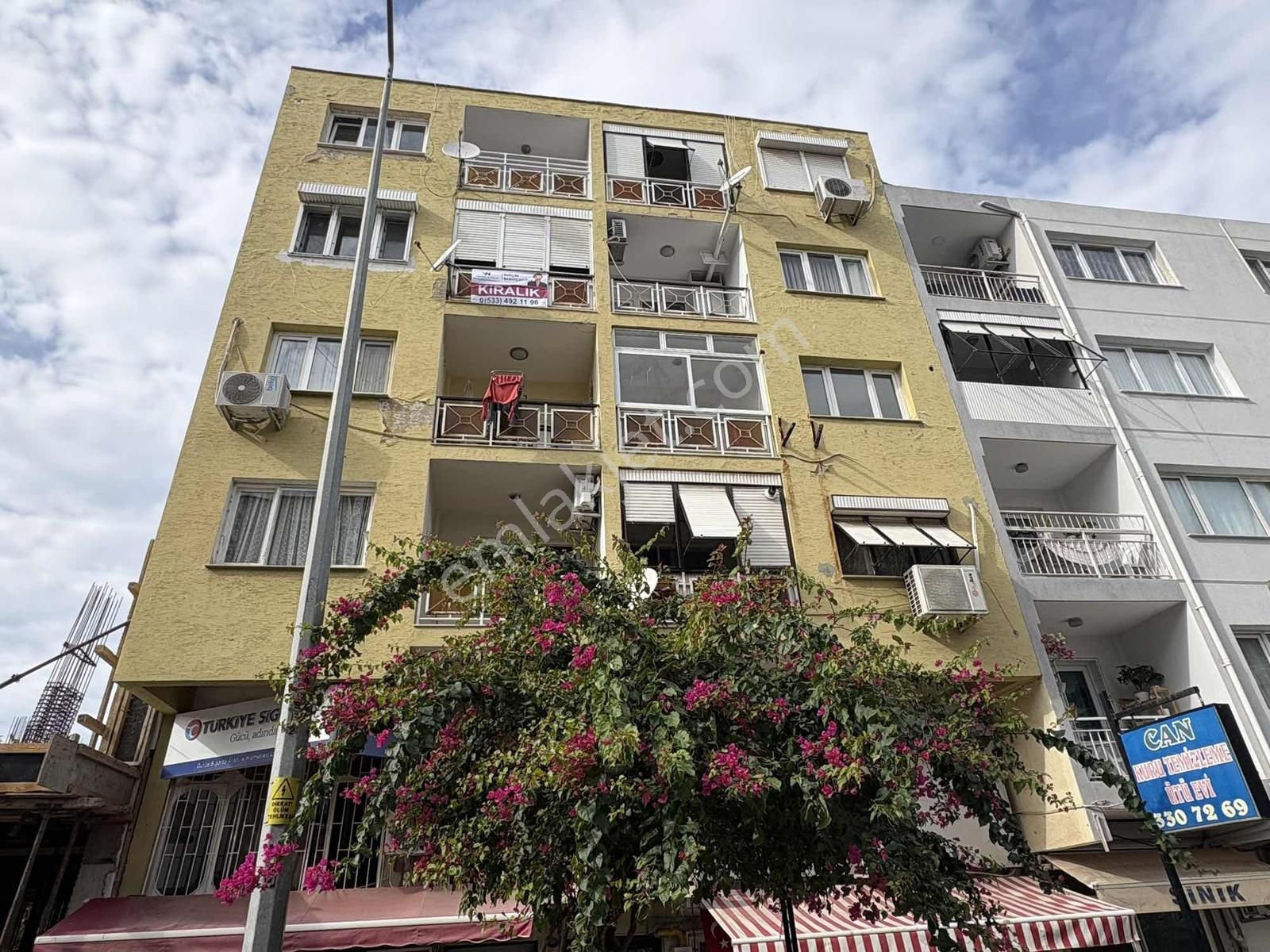 Bostanlı Merkezi Konumda Yeni Tadilatlı Kiralık 3+1 Daire