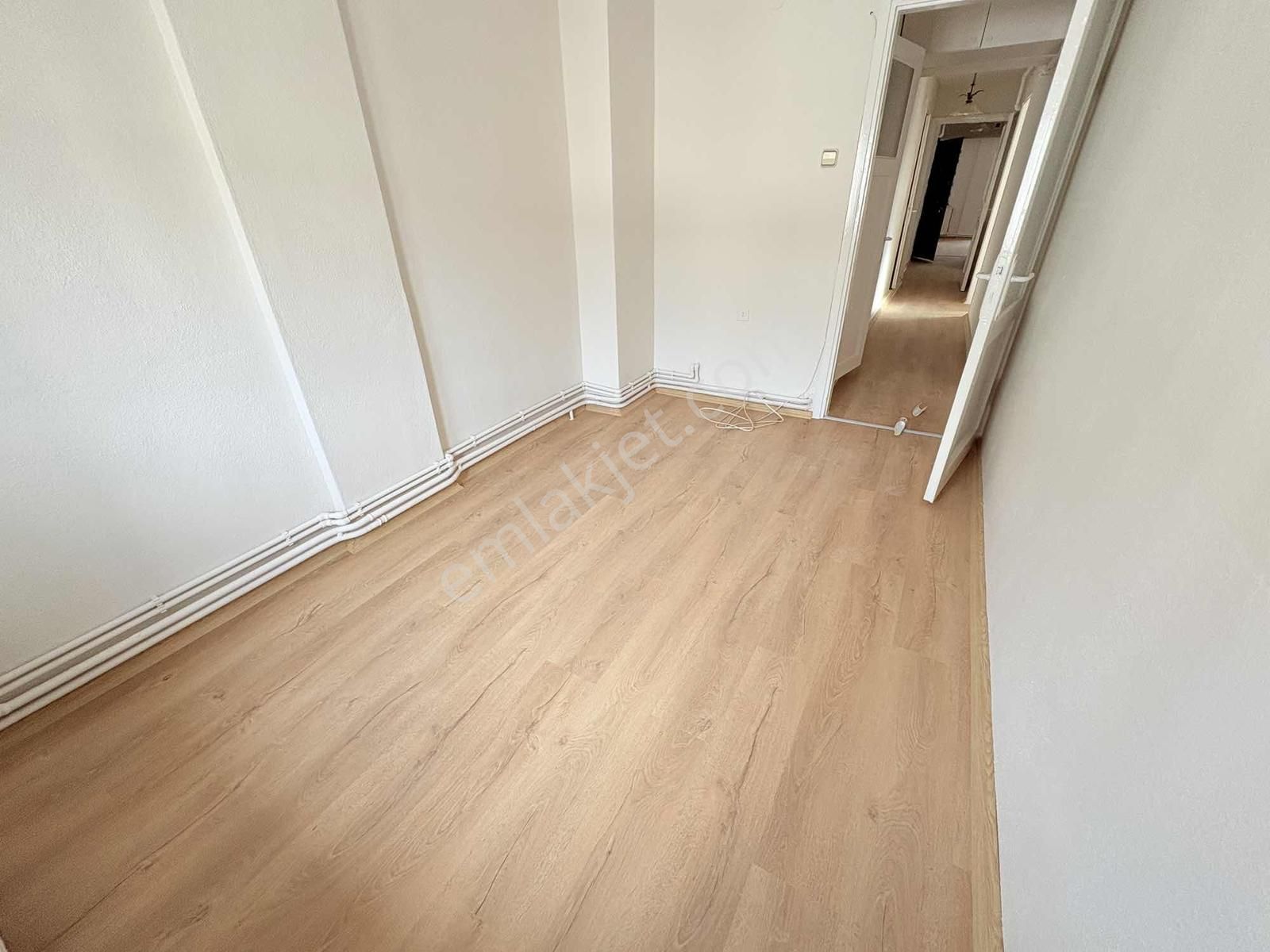 Bostanlı Merkezi Konumda Yeni Tadilatlı Kiralık 3+1 Daire - Görsel 10