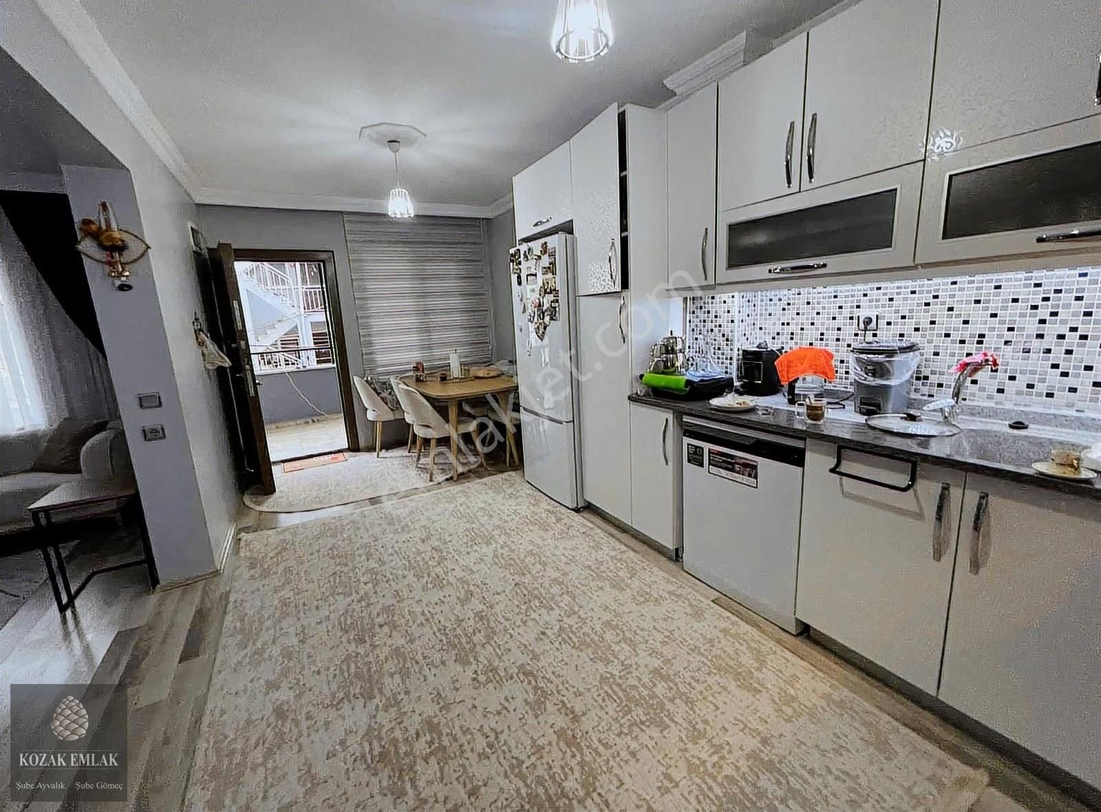 Ayvalıkta Satılık 3 Daire Bulunan Komple Bina - Görsel 8