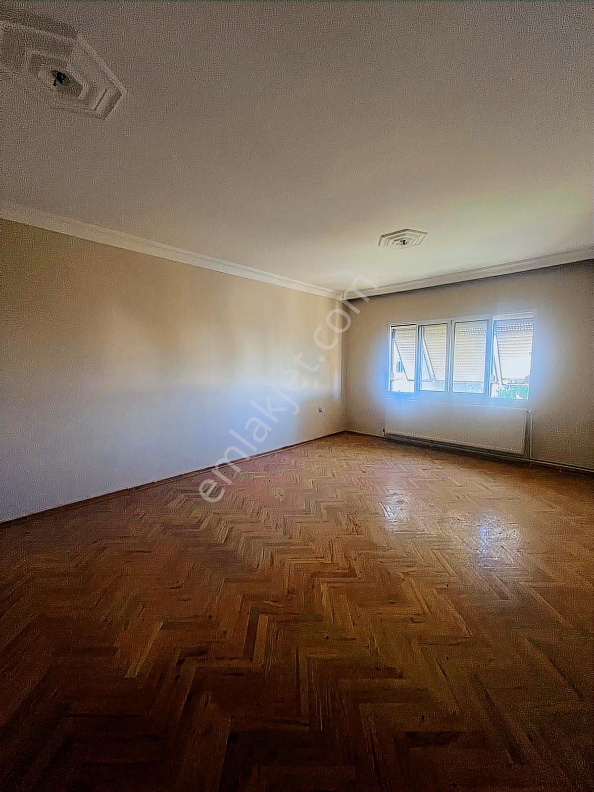 Karanfil Mahallesinde Doğalgazlı Panjurlu 3+1 Kiralık Daire