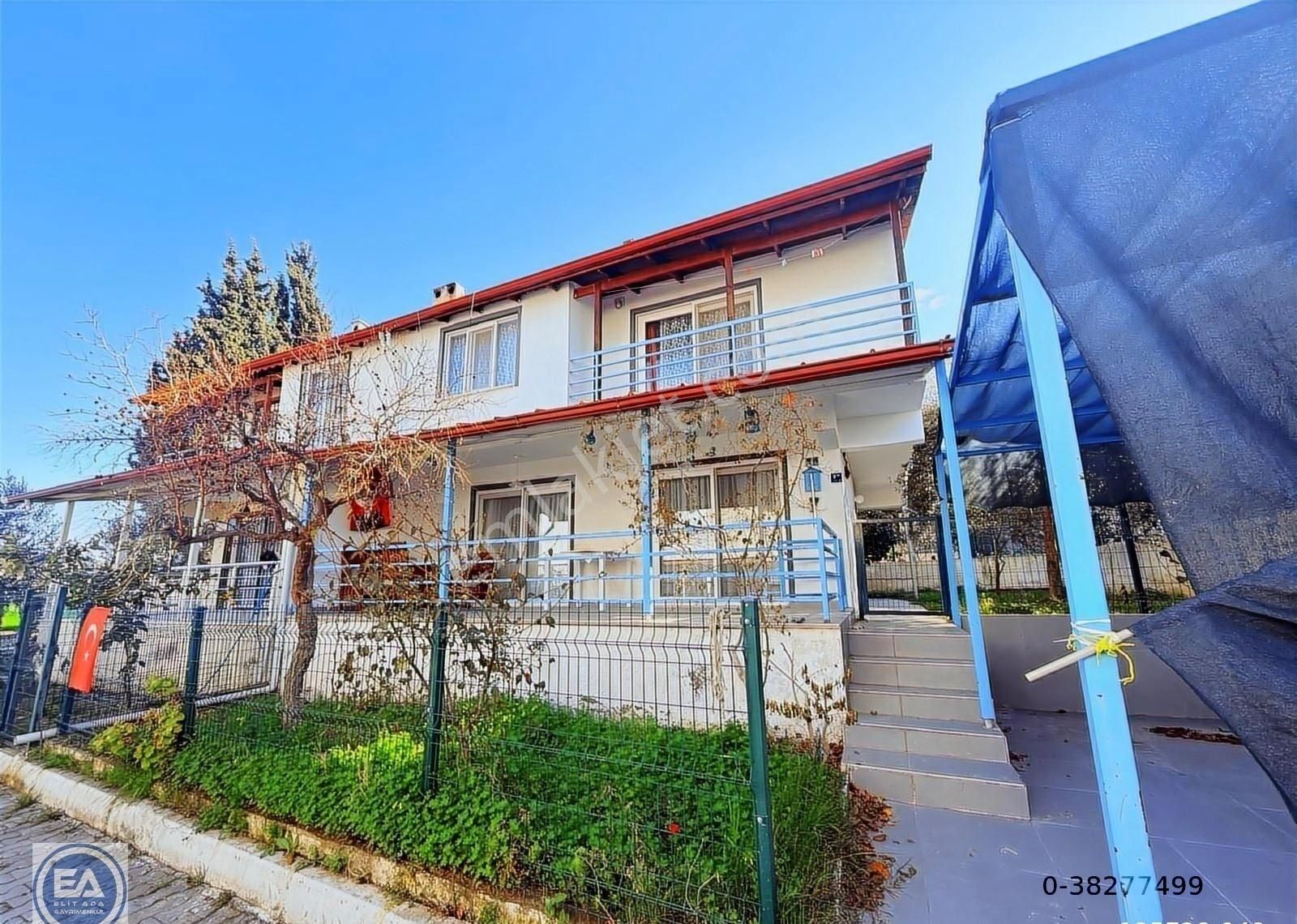 Kuşadası'nda Acil Satılık Büyük Bahçeli Yazlık