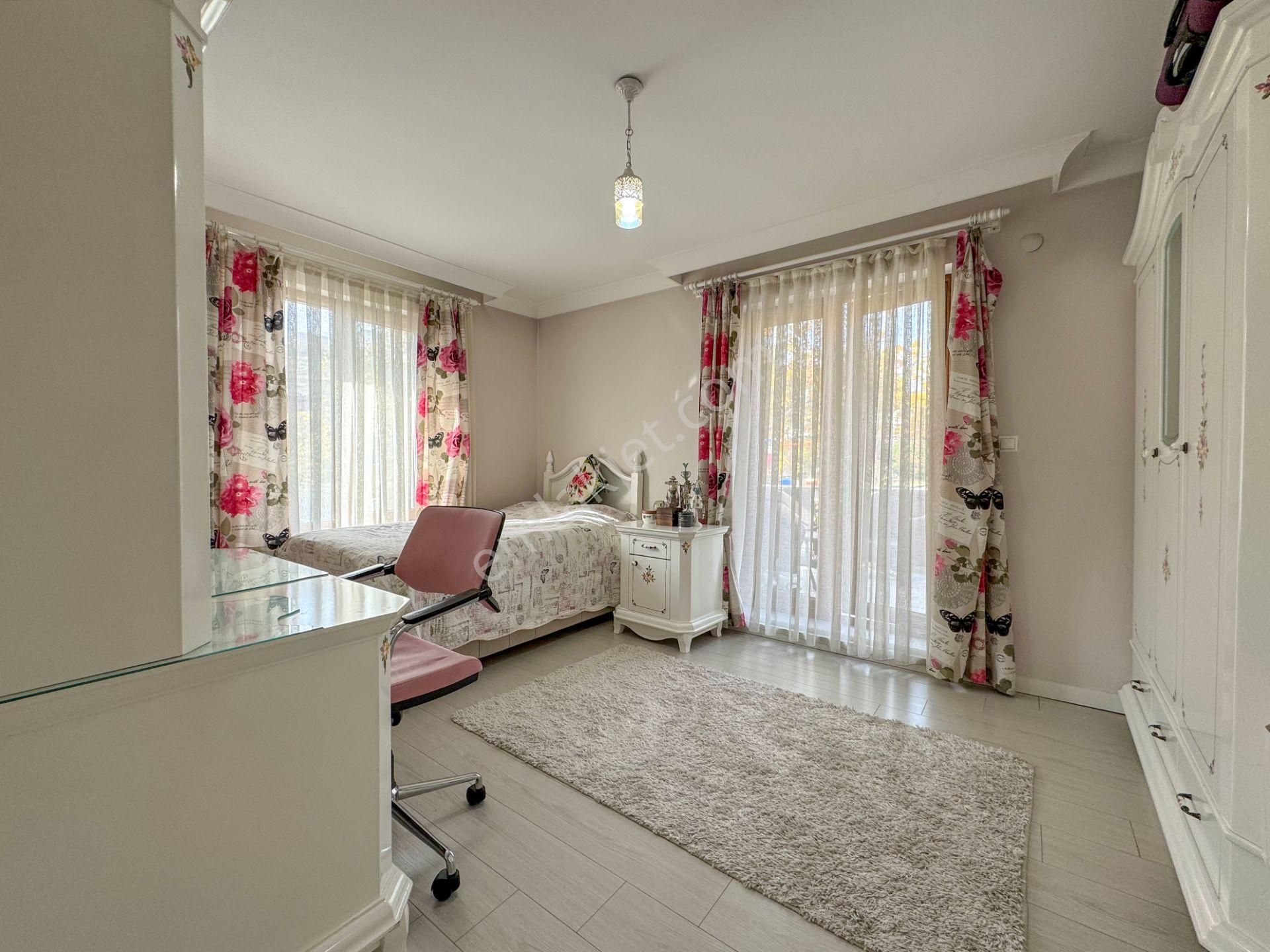 Pursakların En Güzel Yerde!!! Mehmet Zengin'den Bahçeli Villa 3 Kat 5+2 3 Banyo Şık Modern - Görsel 25