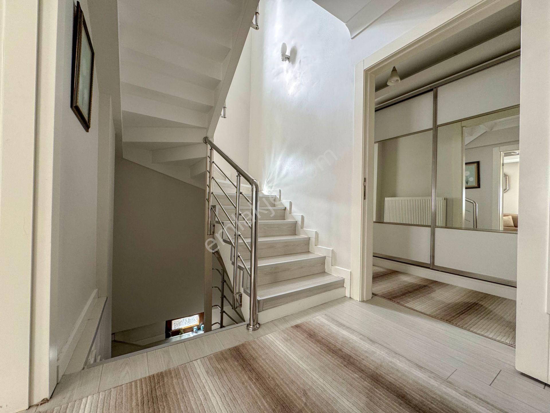 Pursakların En Güzel Yerde!!! Mehmet Zengin'den Bahçeli Villa 3 Kat 5+2 3 Banyo Şık Modern - Görsel 16