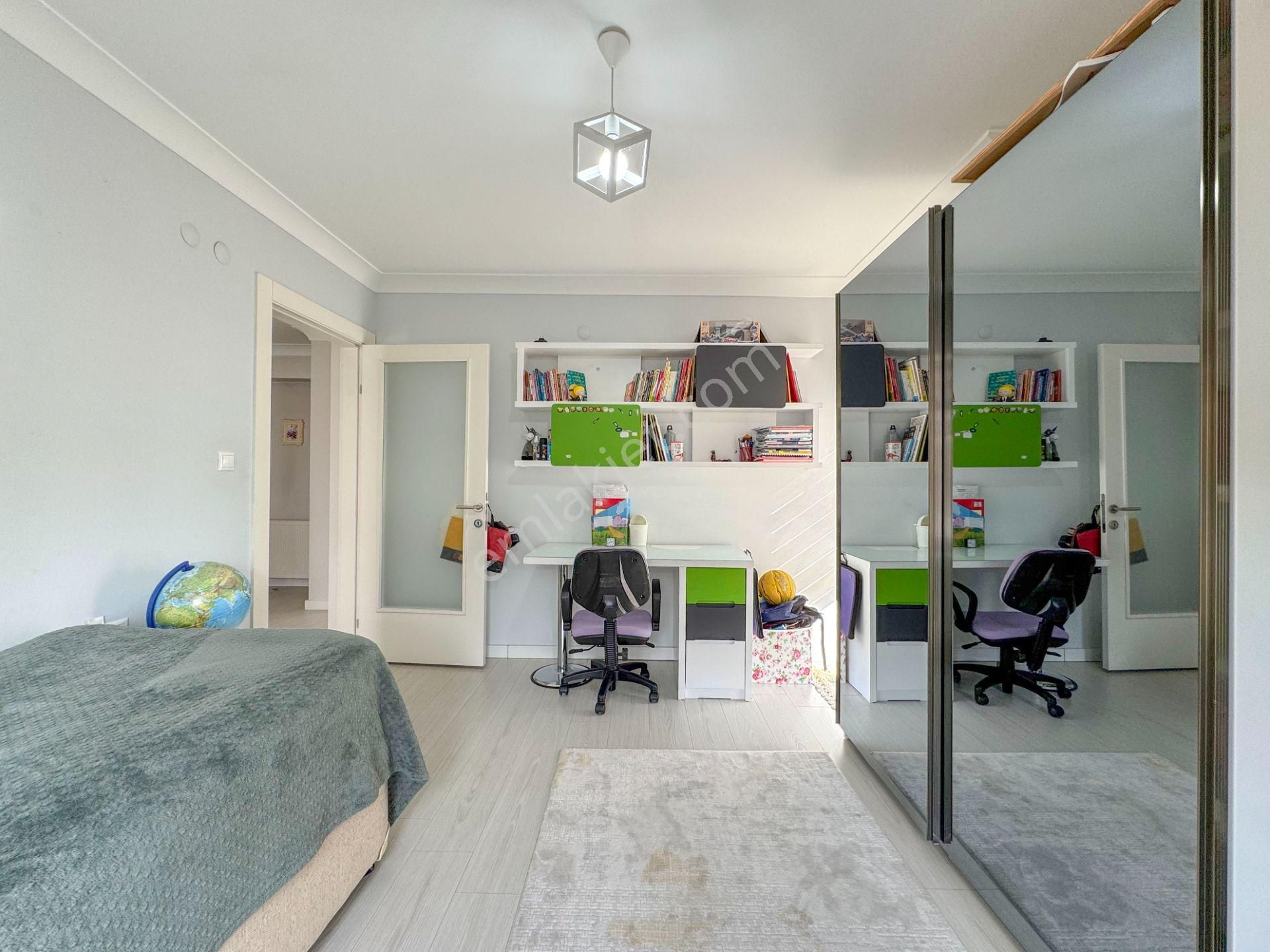 Pursakların En Güzel Yerde!!! Mehmet Zengin'den Bahçeli Villa 3 Kat 5+2 3 Banyo Şık Modern - Görsel 23