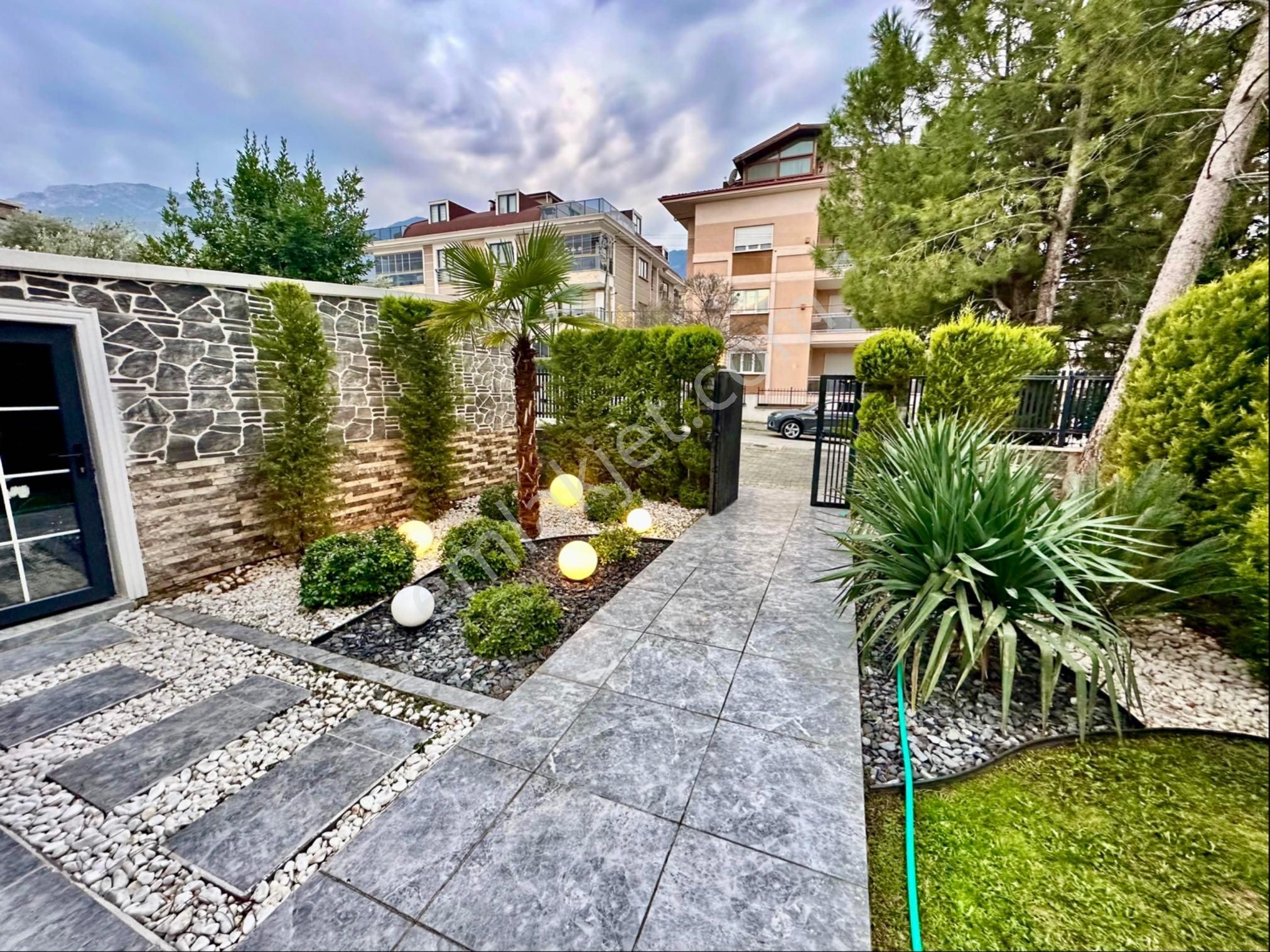 Müstakil Villa 6+2350m2 Kapalı Alana Sahip Olan Villa Satılıktır